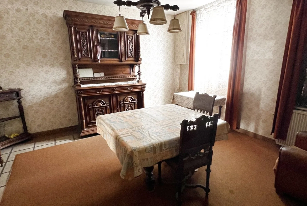 Maison ancienne à rénover au centre des Bordes avec jardin et dépendances 
