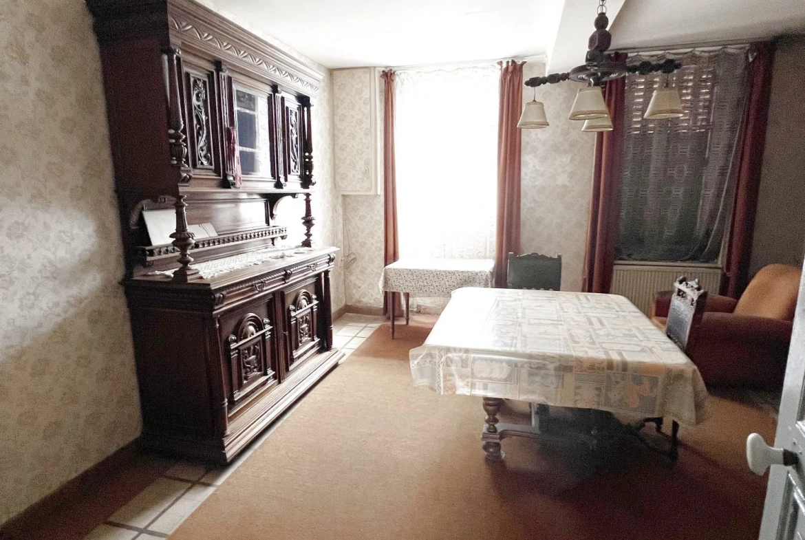 Maison ancienne à rénover au centre des Bordes avec jardin et dépendances 