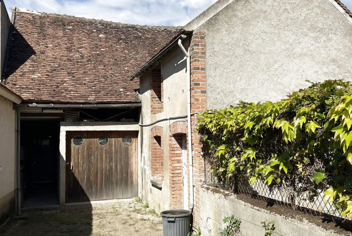 Maison ancienne à rénover au centre des Bordes avec jardin et dépendances 