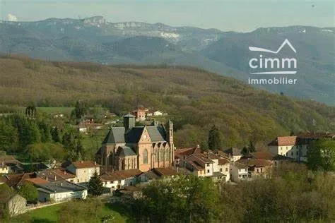 Immeuble à vendre à Notre Dame de L'Osier avec logement et commerce à Vinay 