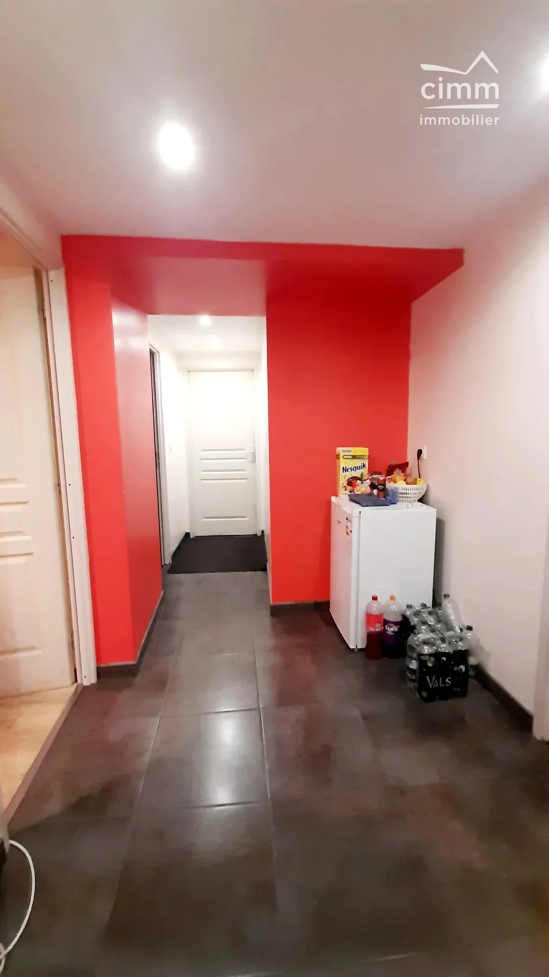 Immeuble à vendre à Notre Dame de L'Osier avec logement et commerce à Vinay 