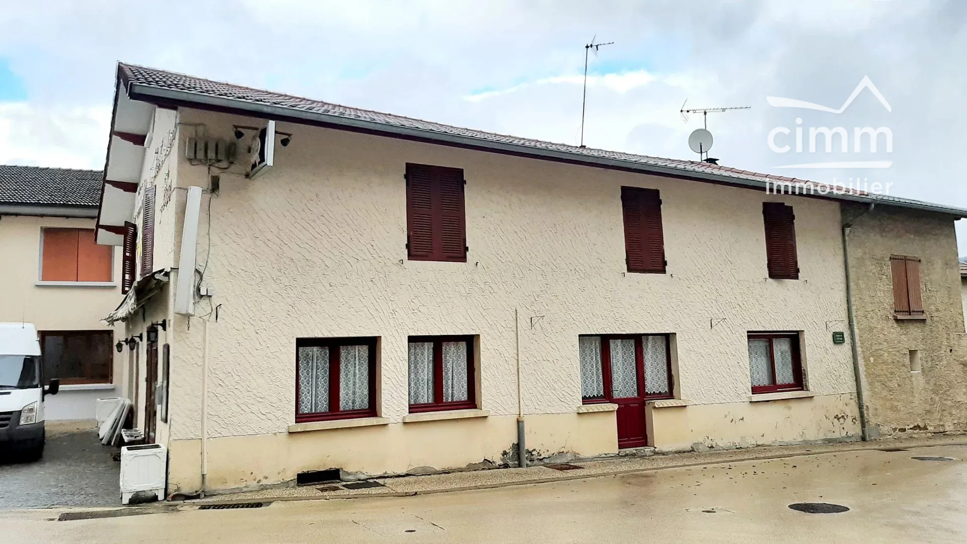 Immeuble à vendre à Notre Dame de L'Osier avec logement et commerce à Vinay 