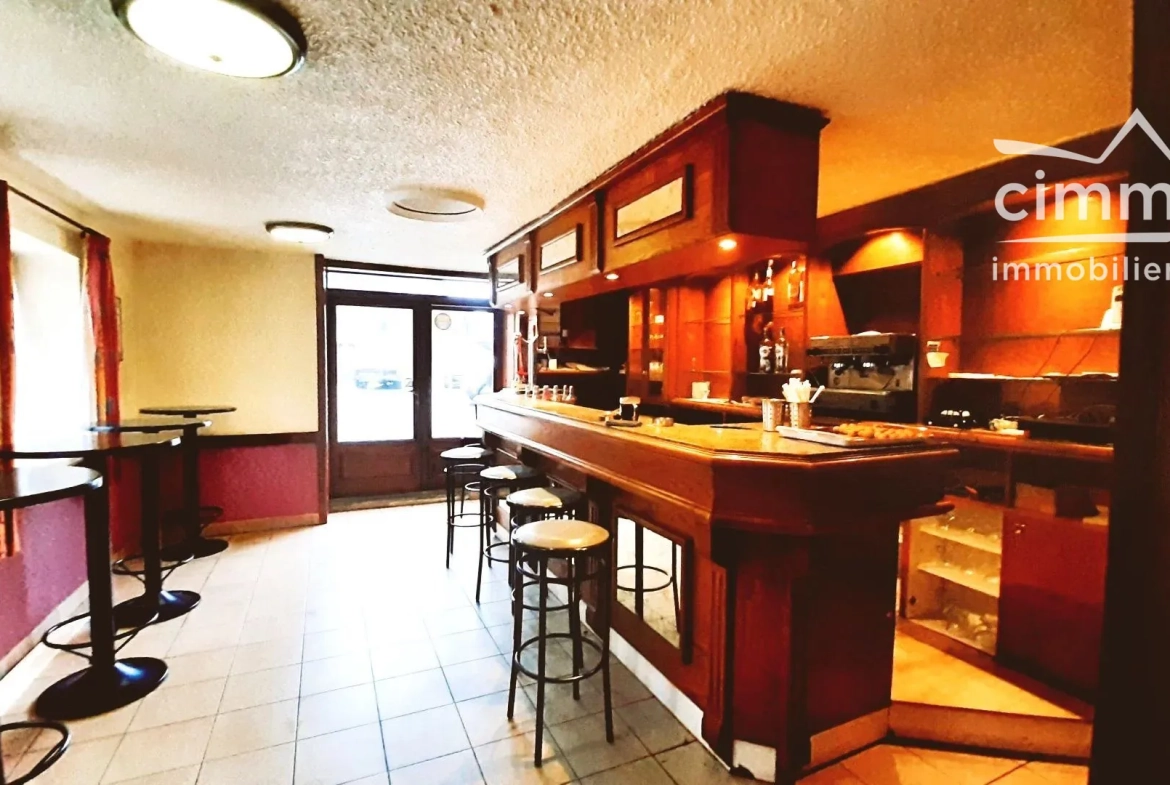 Immeuble à vendre à Notre Dame de L'Osier avec logement et commerce à Vinay 