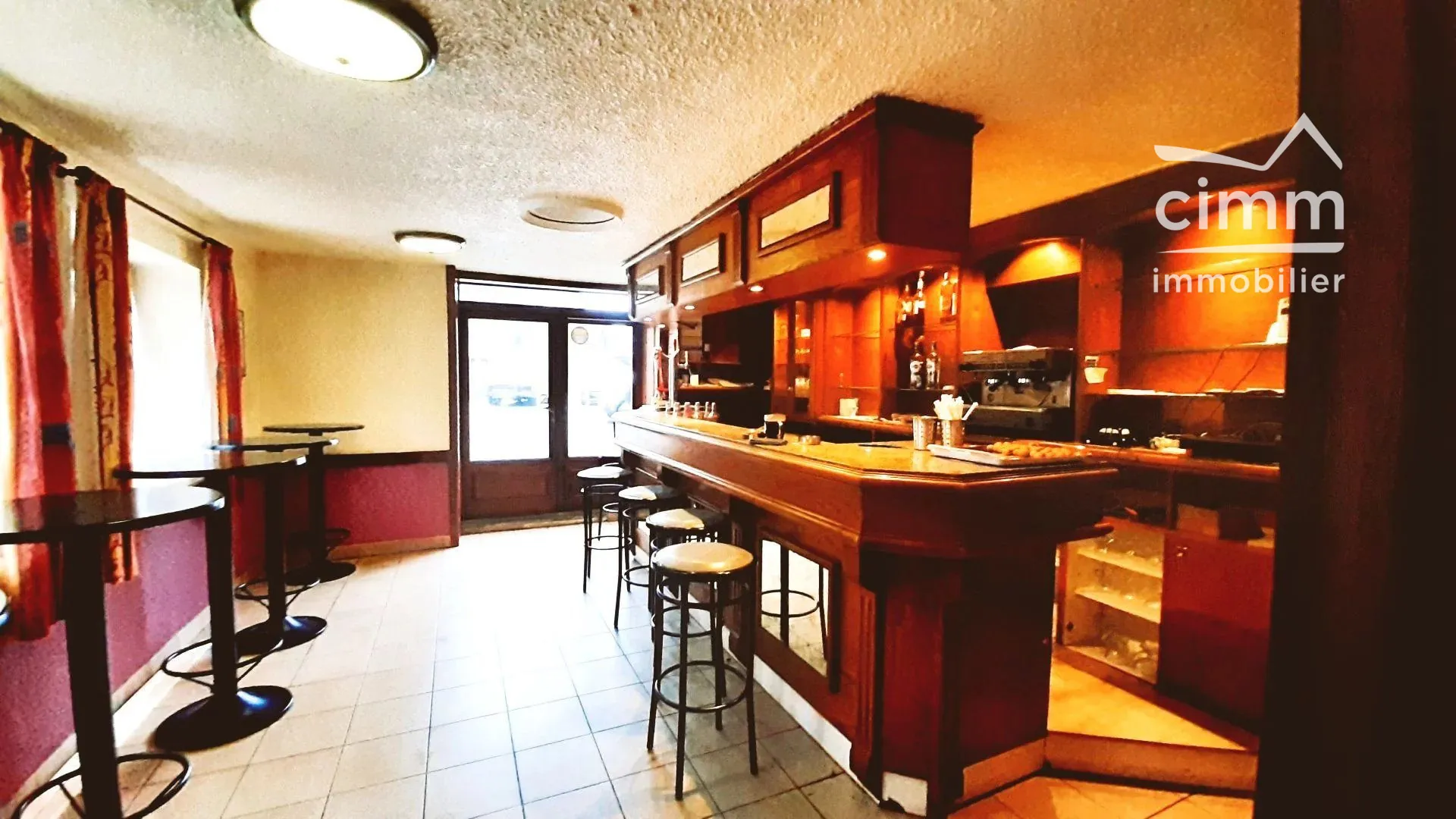 Immeuble à vendre à Notre Dame de L'Osier avec logement et commerce à Vinay 