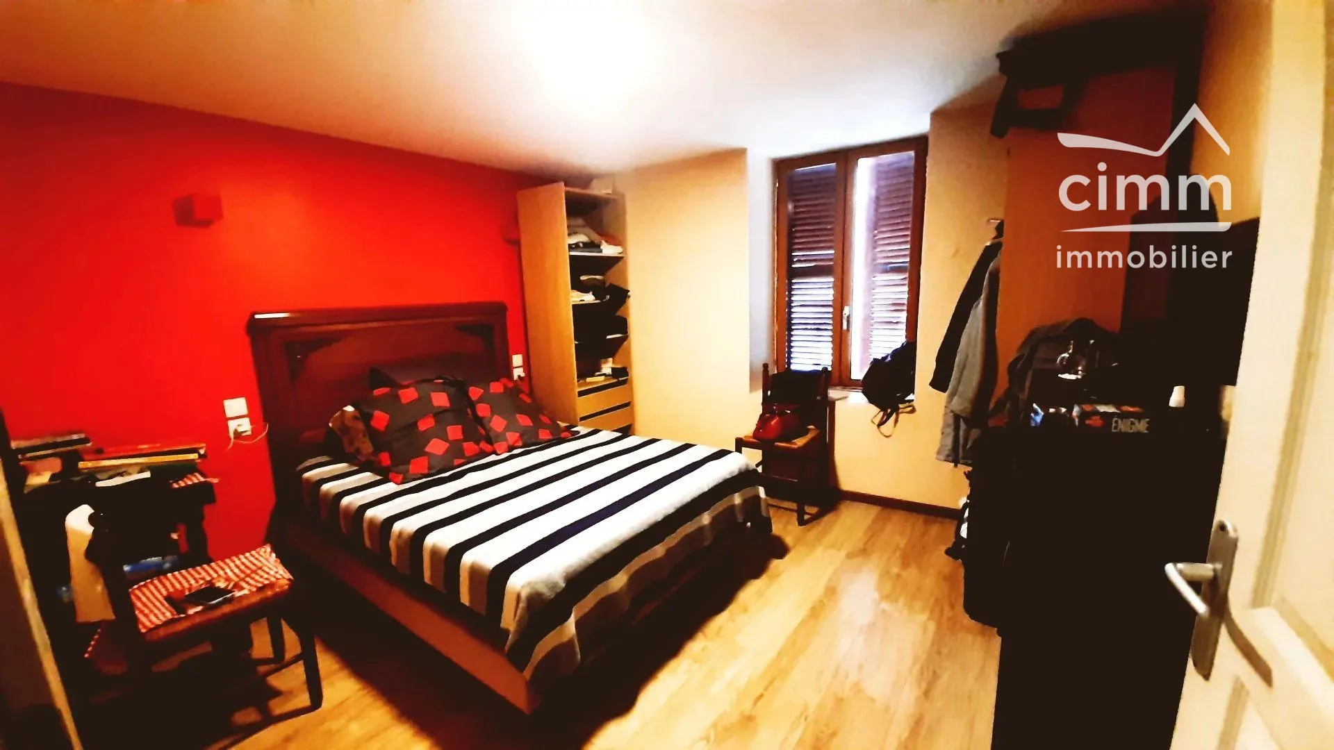 Immeuble à vendre à Notre Dame de L'Osier avec logement et commerce à Vinay 