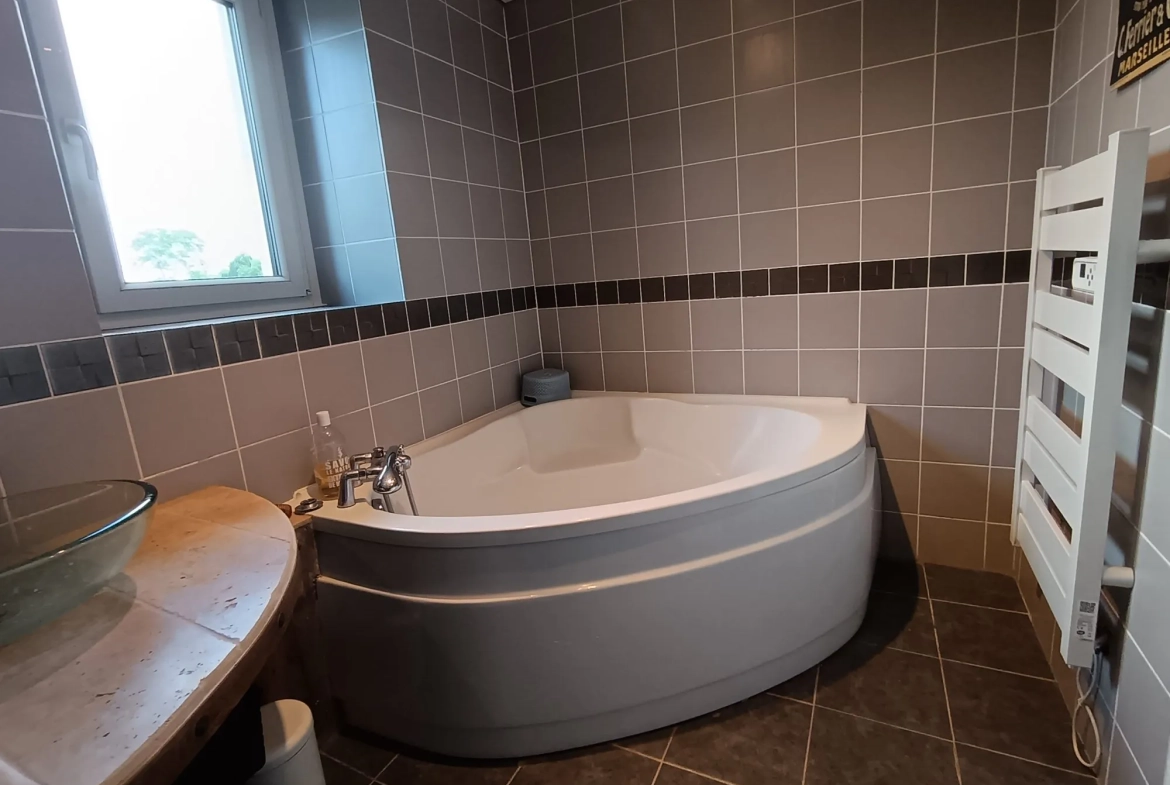 Maison en pierre 3 chambres à Mézidon-Canon avec terrasse et dépendances 