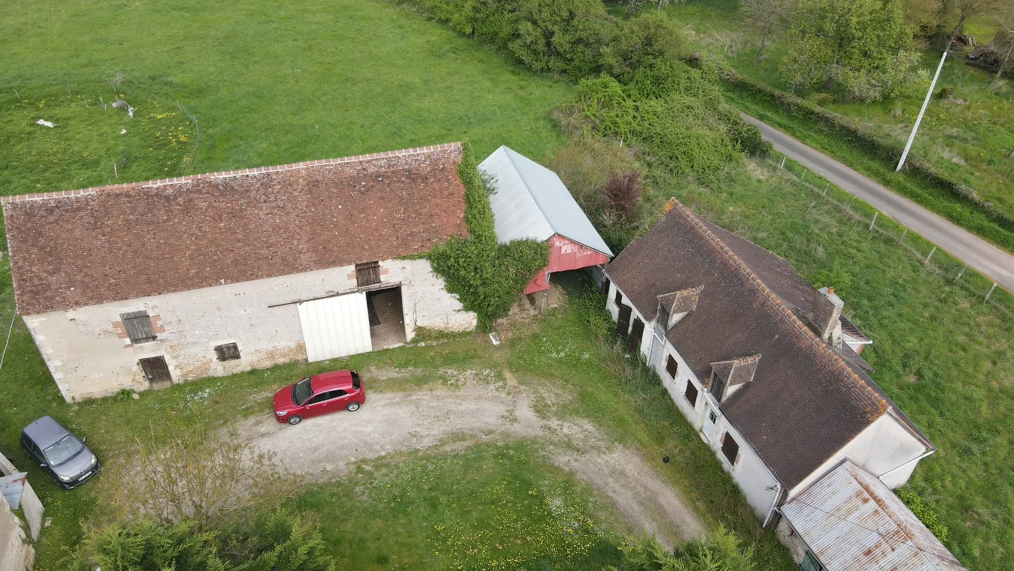 Fermette à rénover avec dépendances et grand terrain à Gien 