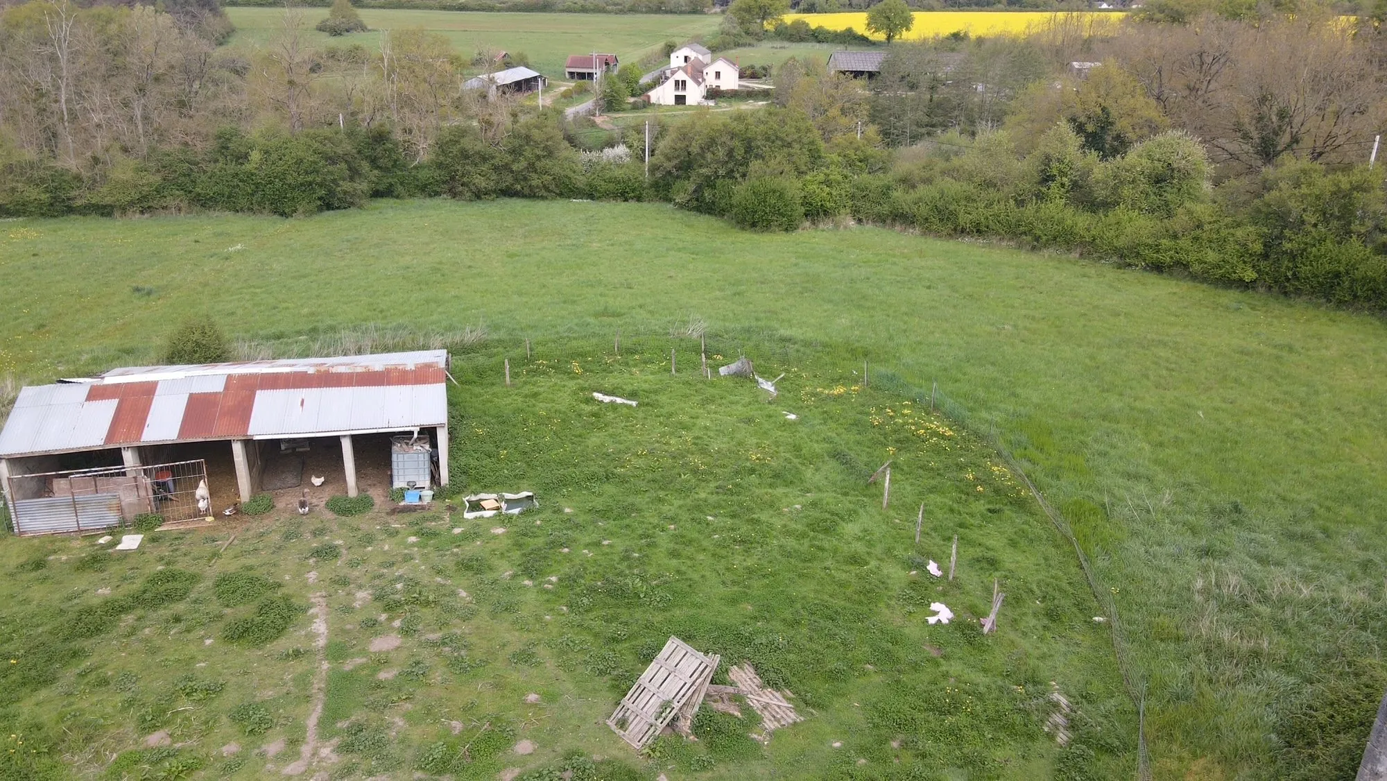 Fermette à rénover avec dépendances et grand terrain à Gien 