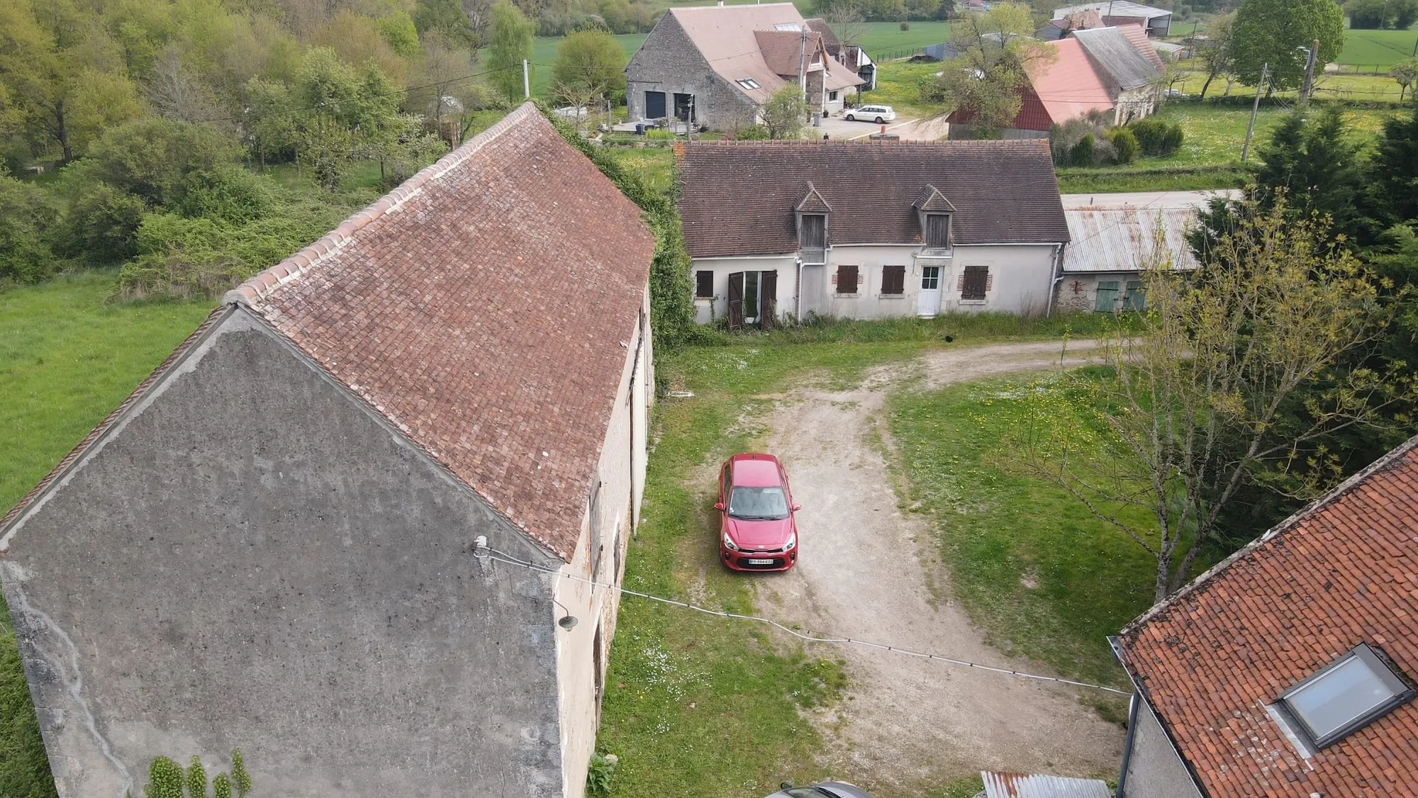 Fermette à rénover avec dépendances et grand terrain à Gien 