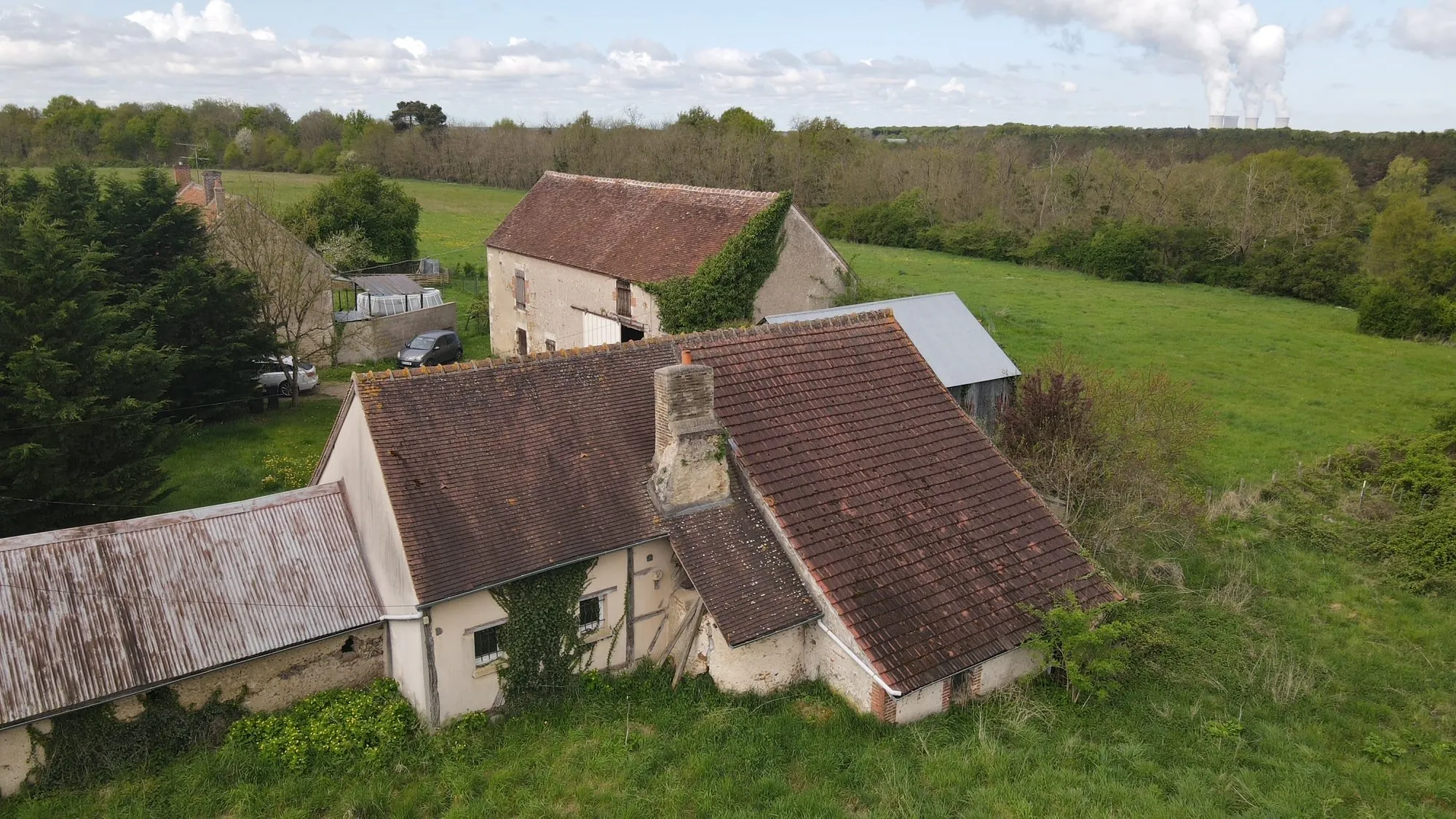 Fermette à rénover avec dépendances et grand terrain à Gien 
