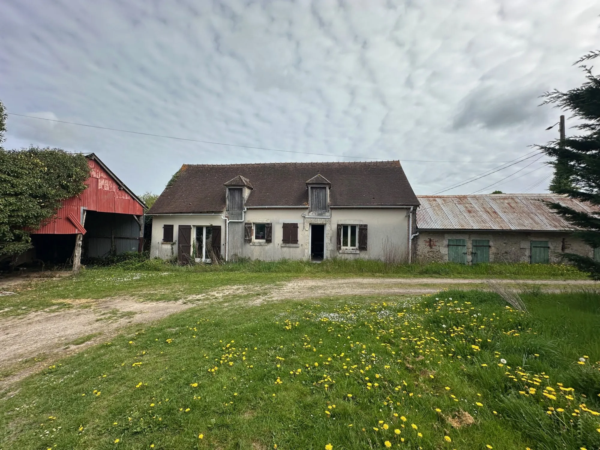 Fermette à rénover avec dépendances et grand terrain à Gien 