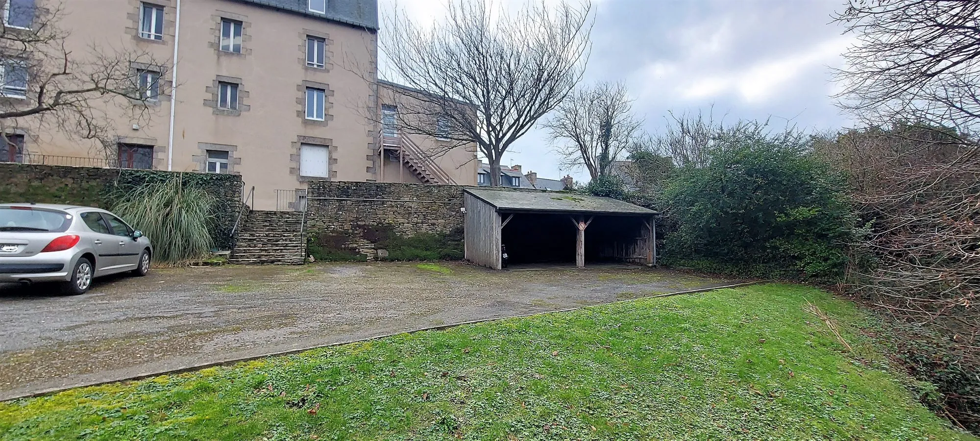 Abri commun + parking à l'arrière Appartement de 25m² à Saint Michel en Grève, proche plage - Idéal investisseur ou premier achat 