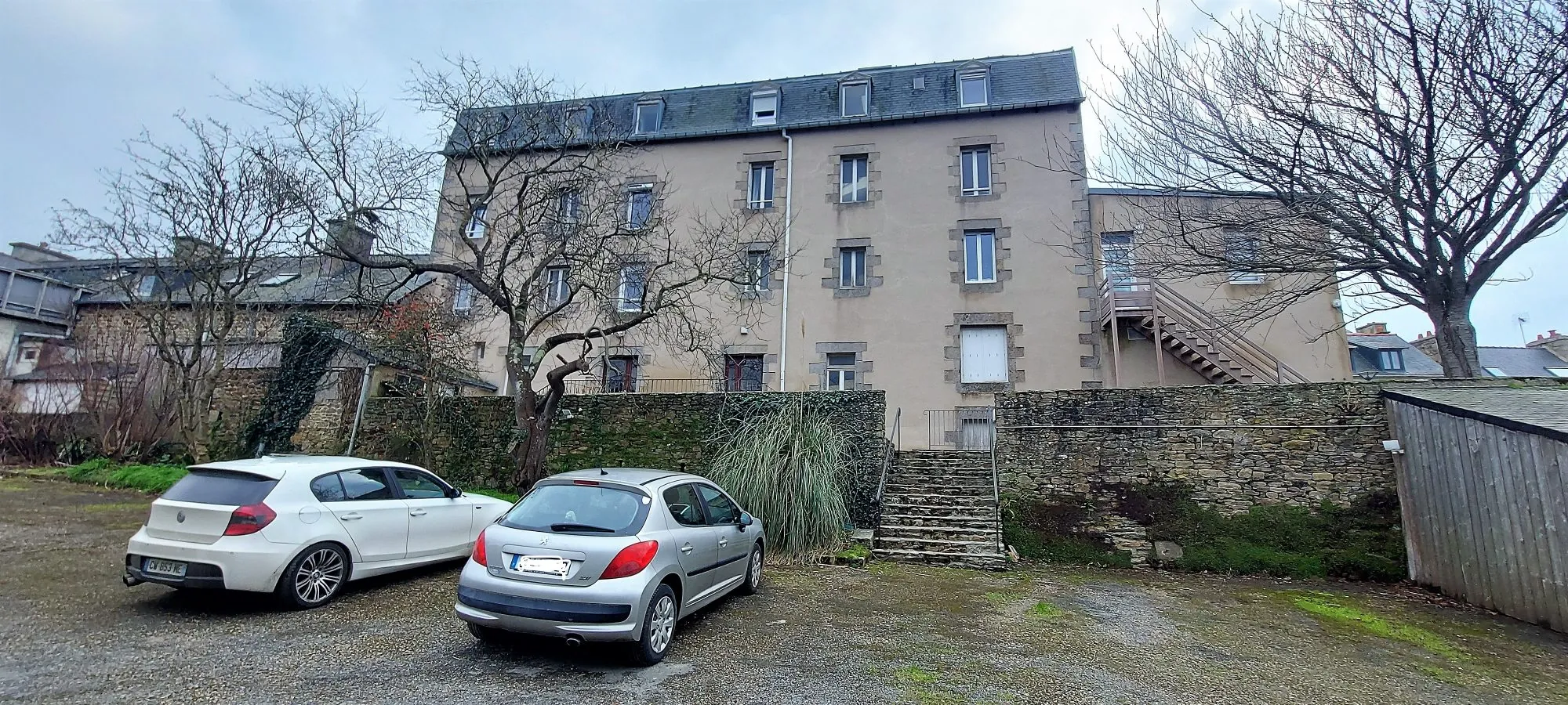 Façade arrière + parking Appartement de 25m² à Saint Michel en Grève, proche plage - Idéal investisseur ou premier achat 