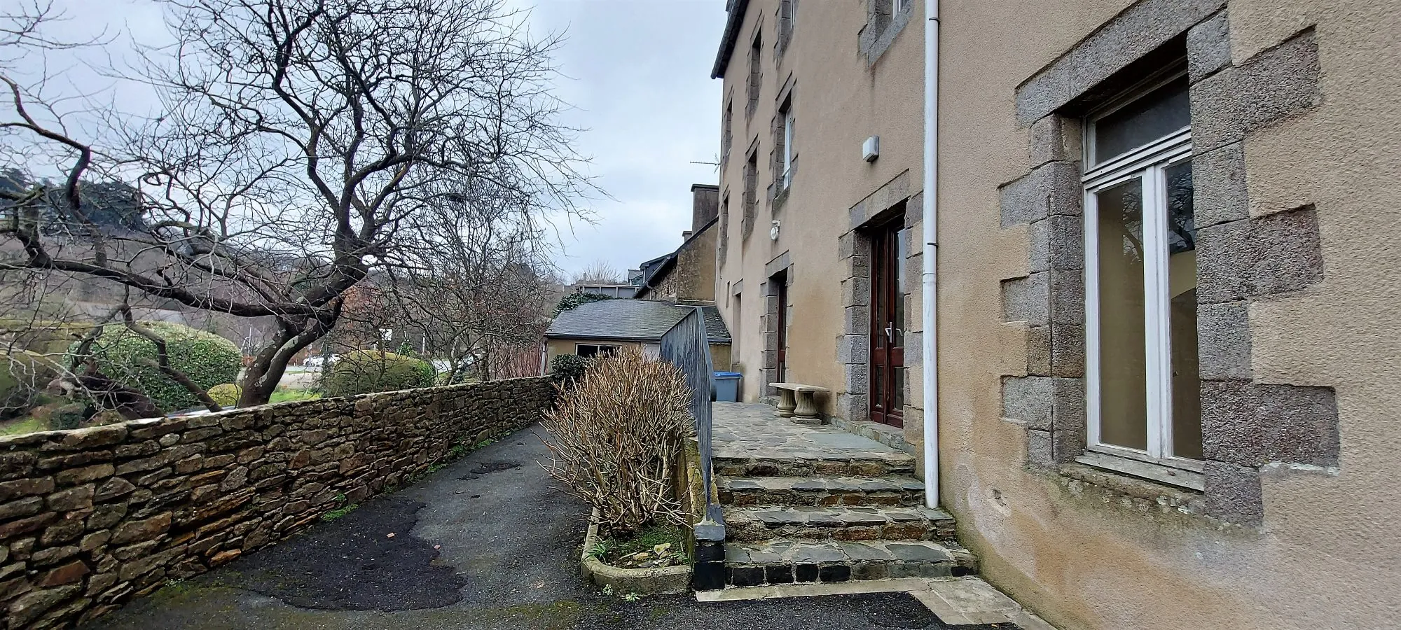 Accès au hall d'entrée par l'arrière Appartement de 25m² à Saint Michel en Grève, proche plage - Idéal investisseur ou premier achat 