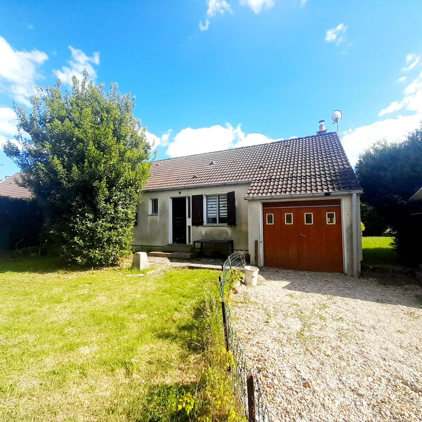 Charmante maison à vendre à Saint-Valérien avec jardin, 3 chambres et emplacement idéal 