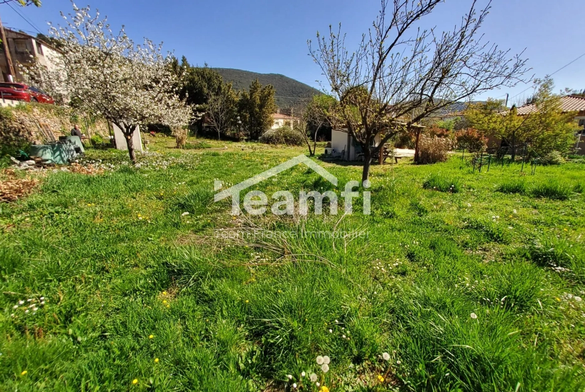 Terrain constructible de 1240 m² avec piscine à Saint-Florent-sur-Auzonnet 