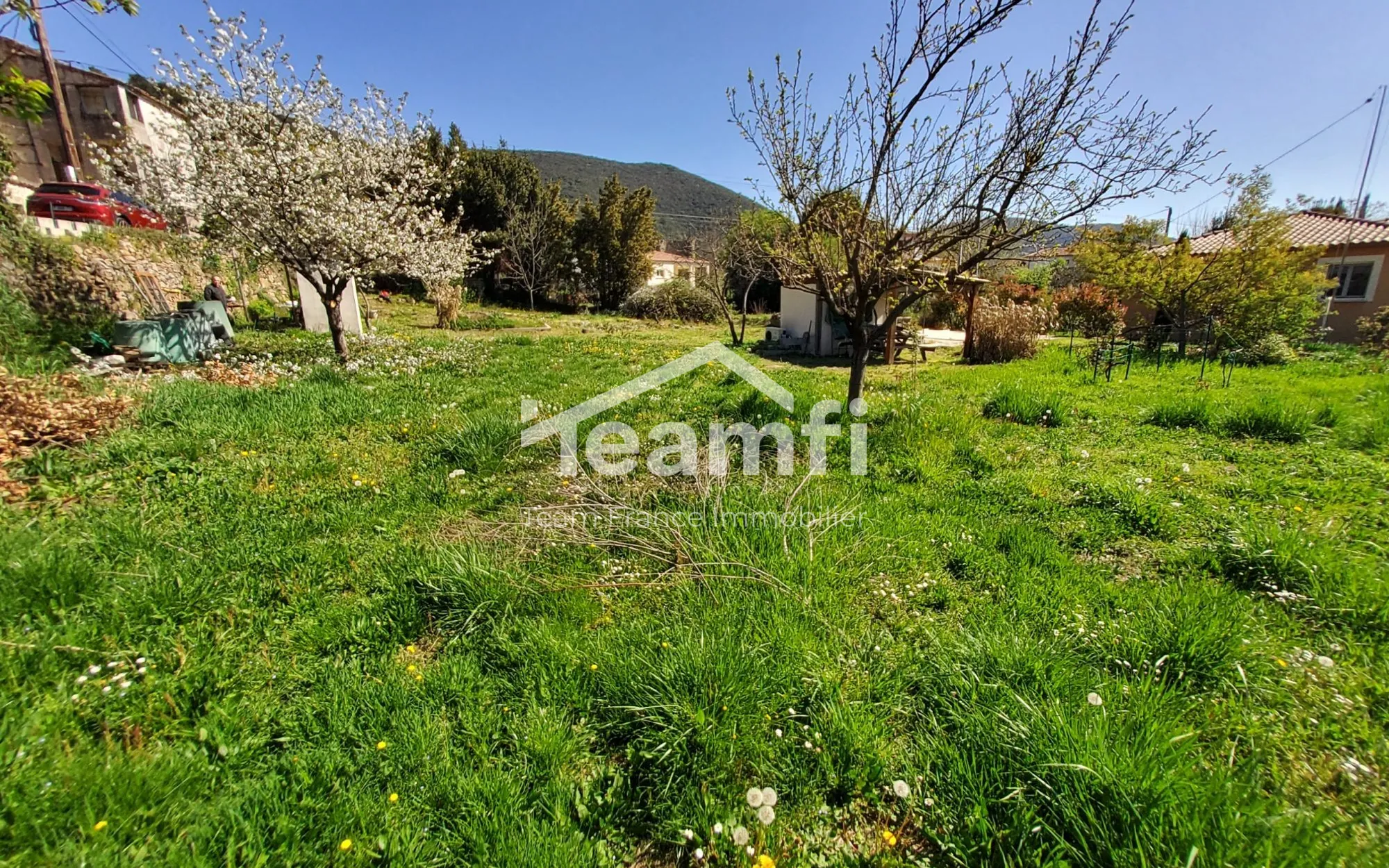 Terrain constructible de 1240 m² avec piscine à Saint-Florent-sur-Auzonnet 