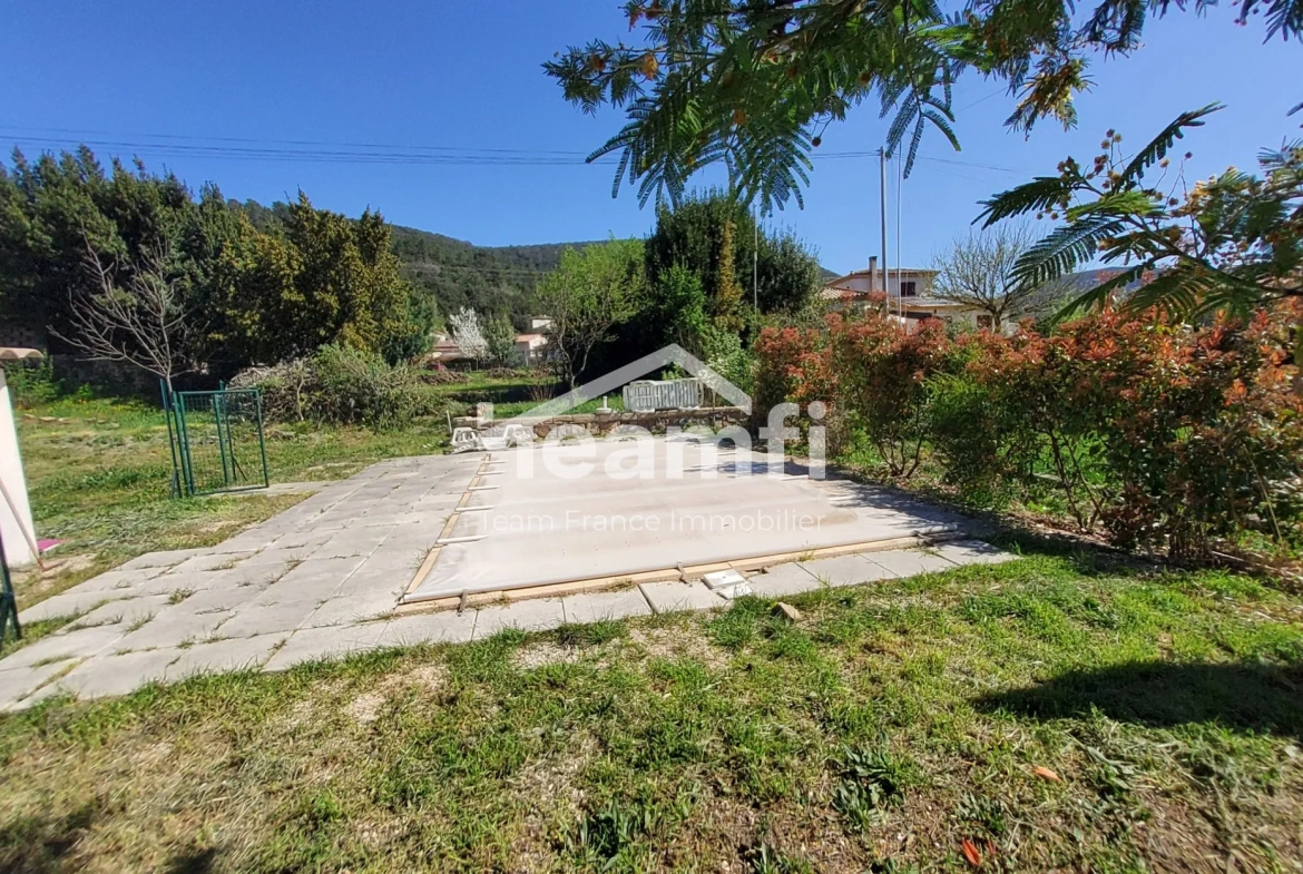 Terrain constructible de 1240 m² avec piscine à Saint-Florent-sur-Auzonnet 