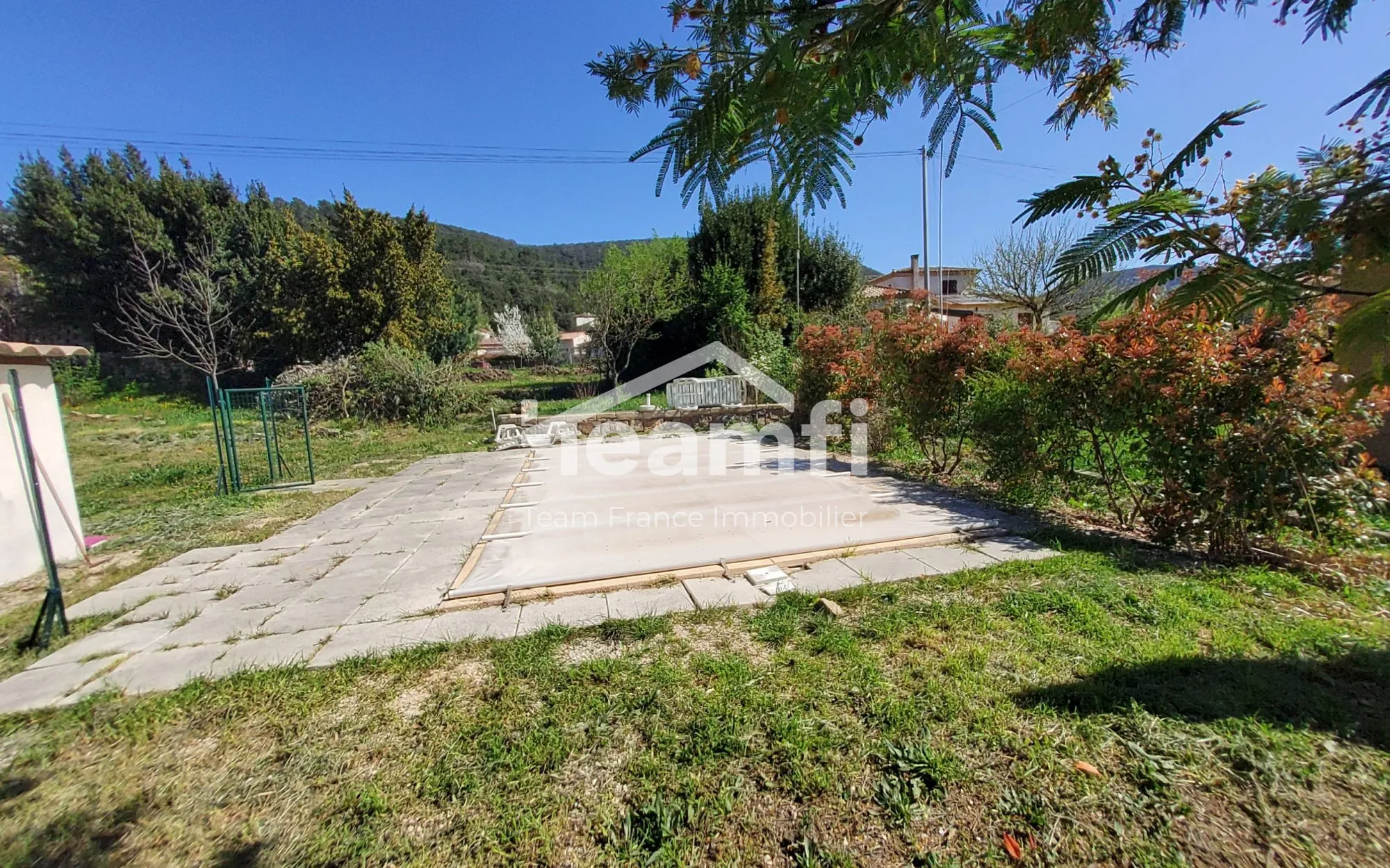 Terrain constructible de 1240 m² avec piscine à Saint-Florent-sur-Auzonnet 
