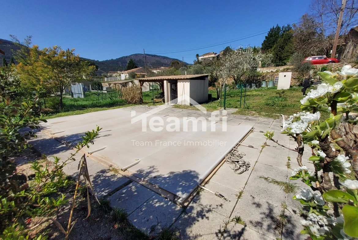 Terrain constructible de 1240 m² avec piscine à Saint-Florent-sur-Auzonnet 