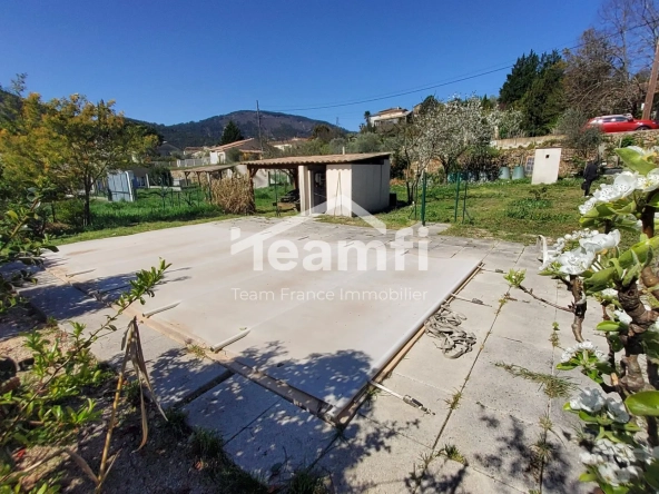 Terrain constructible de 1240 m² avec piscine à Saint-Florent-sur-Auzonnet