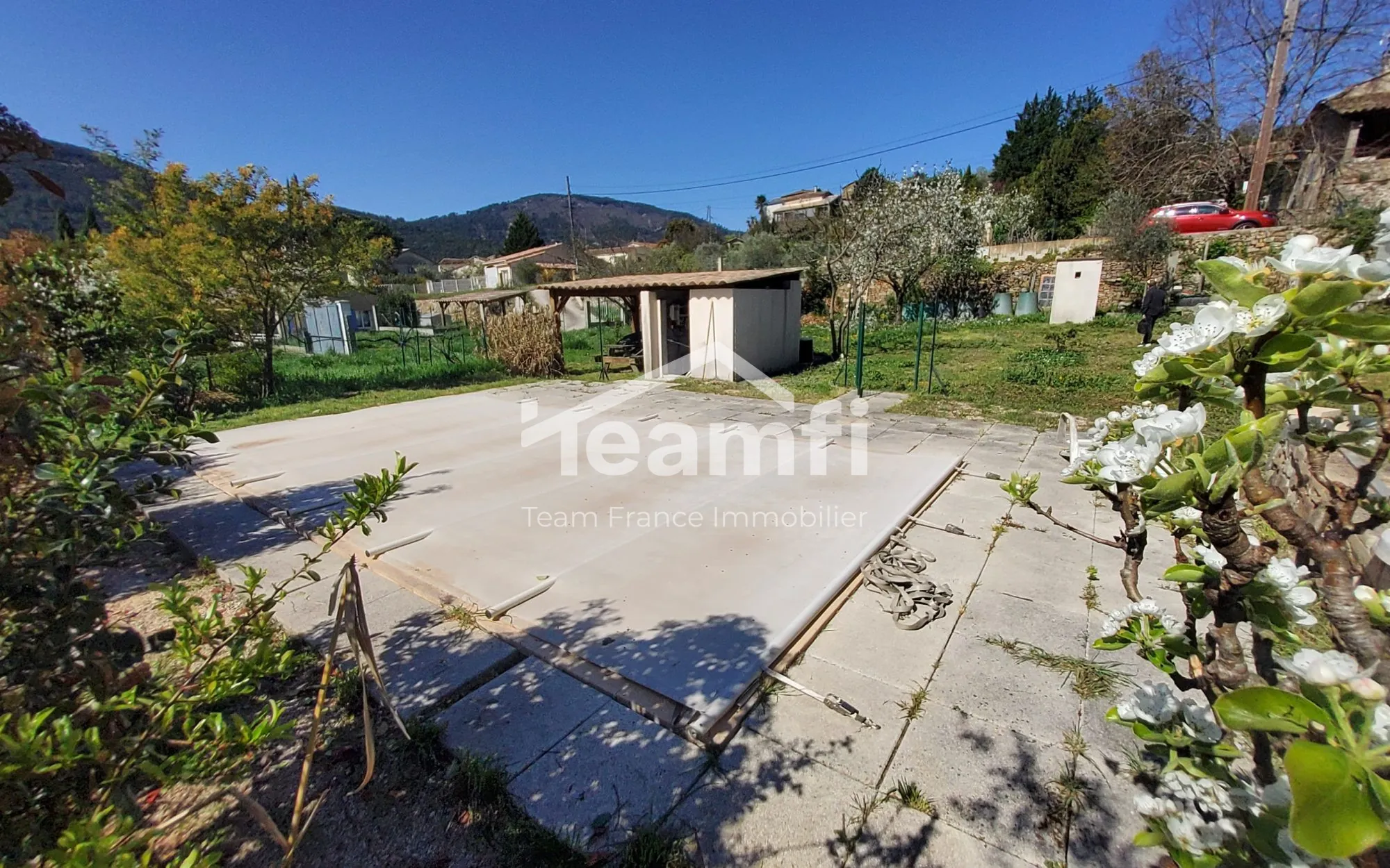 Terrain constructible de 1240 m² avec piscine à Saint-Florent-sur-Auzonnet 