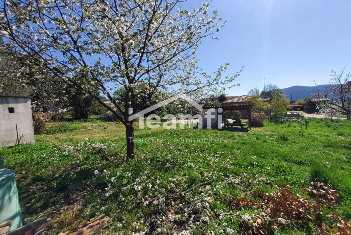 Terrain constructible de 1240 m² avec piscine à Saint-Florent-sur-Auzonnet 