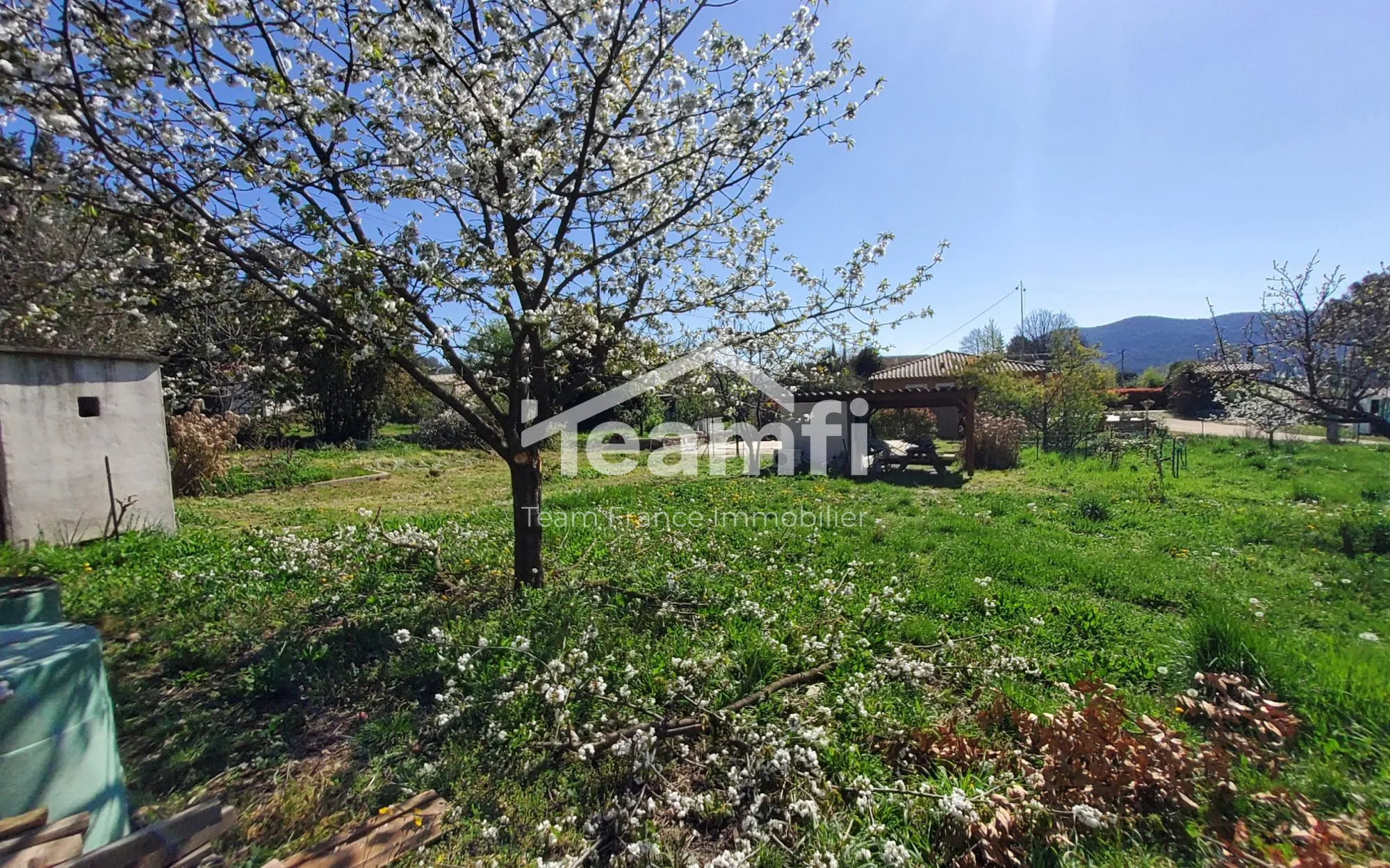 Terrain constructible de 1240 m² avec piscine à Saint-Florent-sur-Auzonnet 