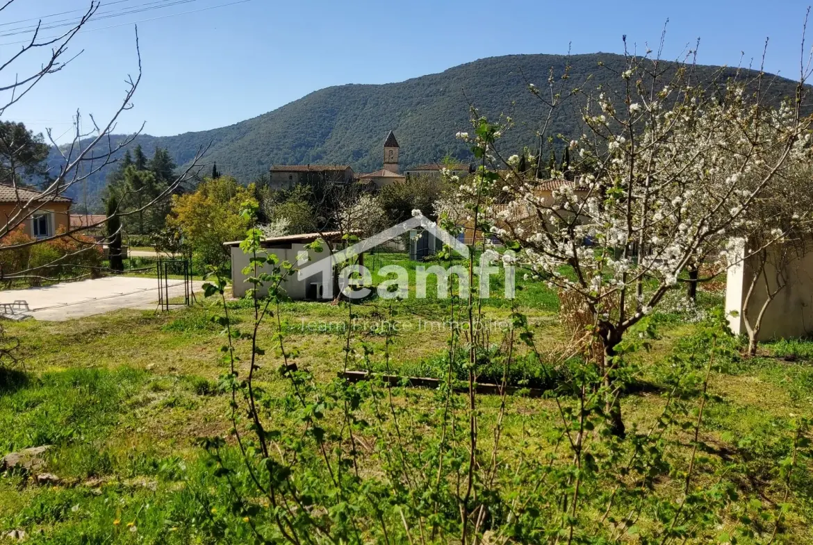 Terrain constructible de 1240 m² avec piscine à Saint-Florent-sur-Auzonnet 
