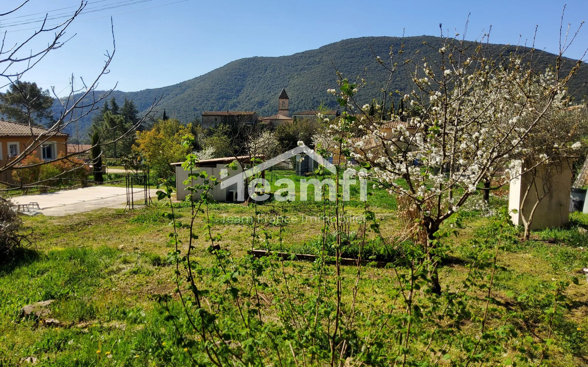 Terrain constructible de 1240 m² avec piscine à Saint-Florent-sur-Auzonnet 