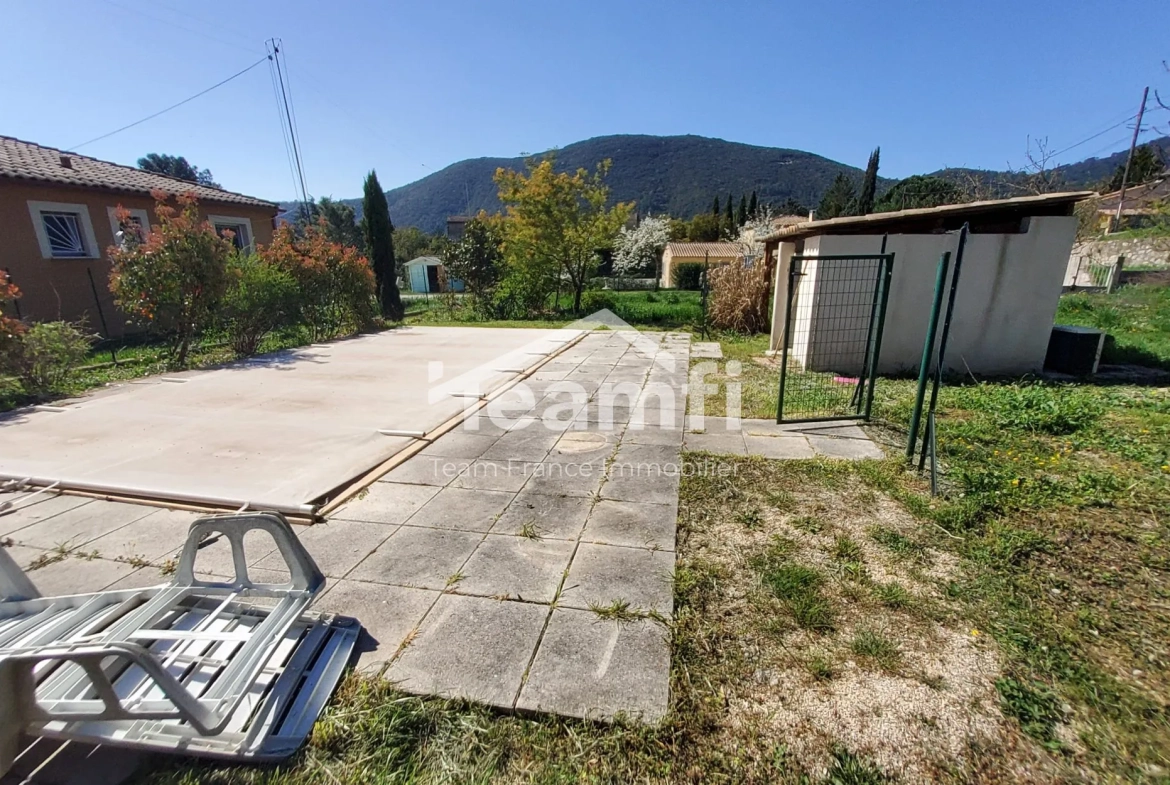Terrain constructible de 1240 m² avec piscine à Saint-Florent-sur-Auzonnet 