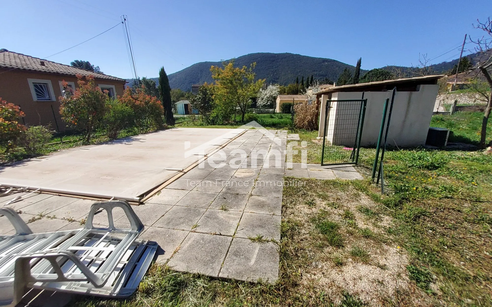 Terrain constructible de 1240 m² avec piscine à Saint-Florent-sur-Auzonnet 