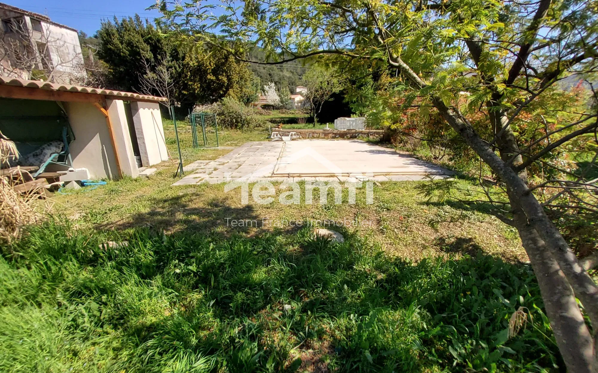 Terrain constructible de 1240 m² avec piscine à Saint-Florent-sur-Auzonnet 