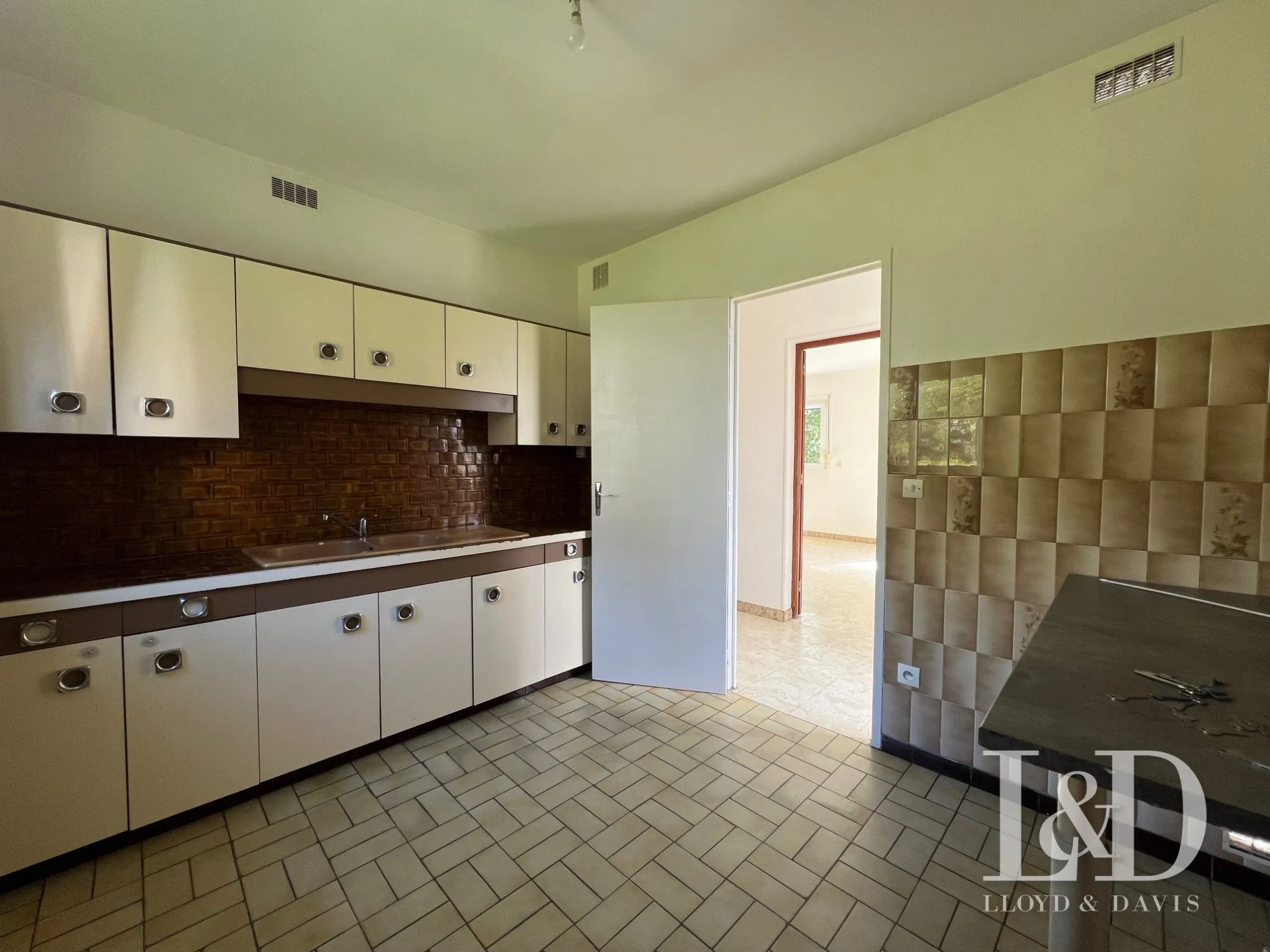 Maison à rénover avec 4 chambres et sous-sol complet à moins de 10 min de Soissons 