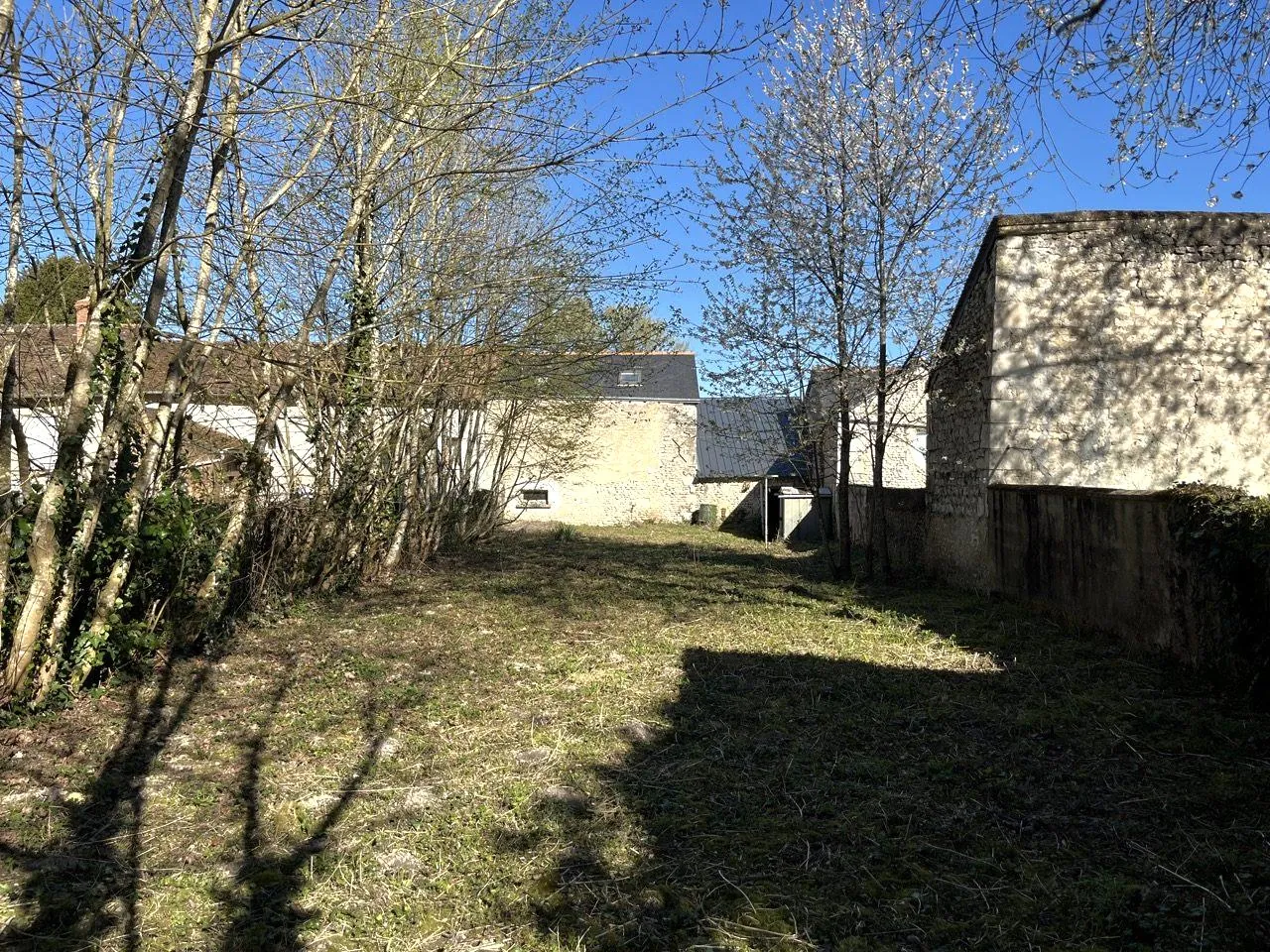 Charmante maison de bourg à rénover avec jardin et garage à Rilly-sur-Vienne 