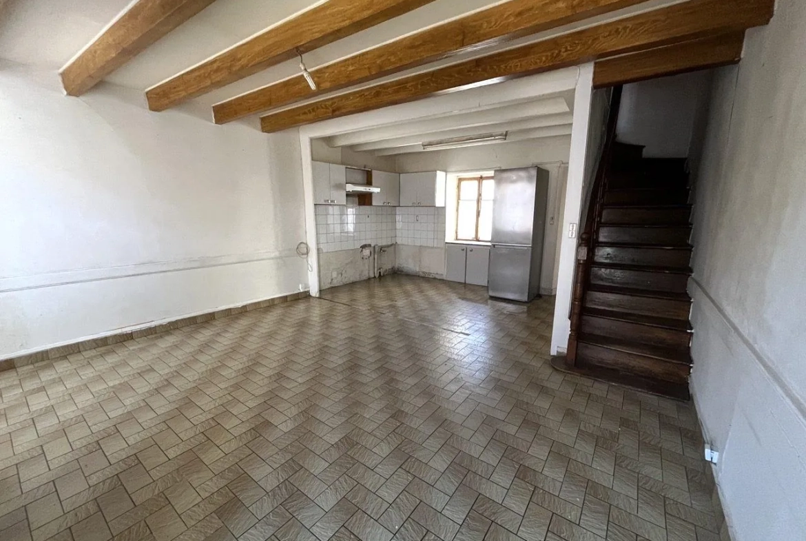 Charmante maison de bourg à rénover avec jardin et garage à Rilly-sur-Vienne 