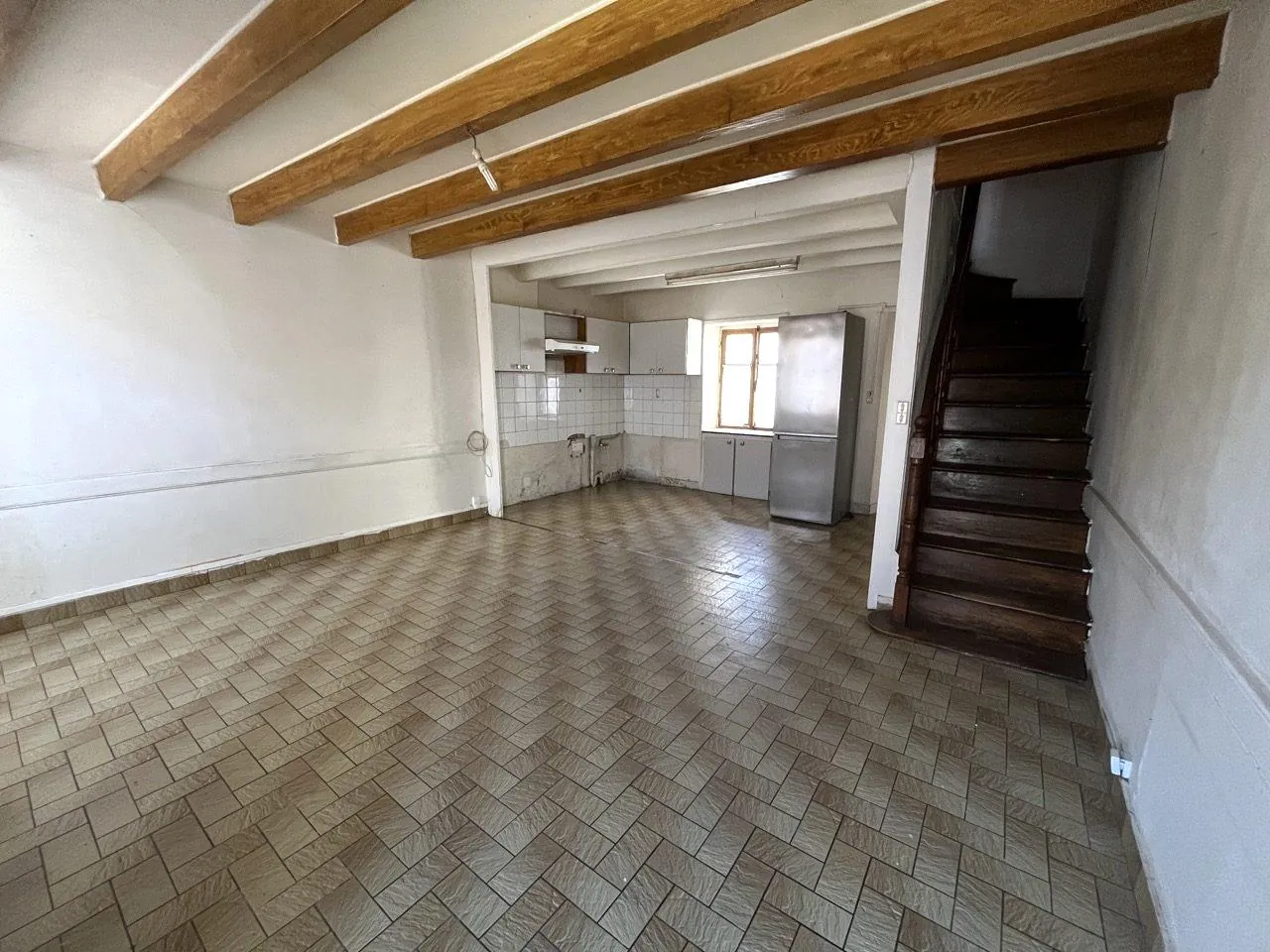 Charmante maison de bourg à rénover avec jardin et garage à Rilly-sur-Vienne 