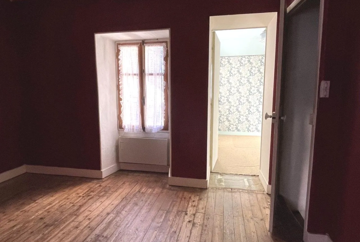 Charmante maison de bourg à rénover avec jardin et garage à Rilly-sur-Vienne 
