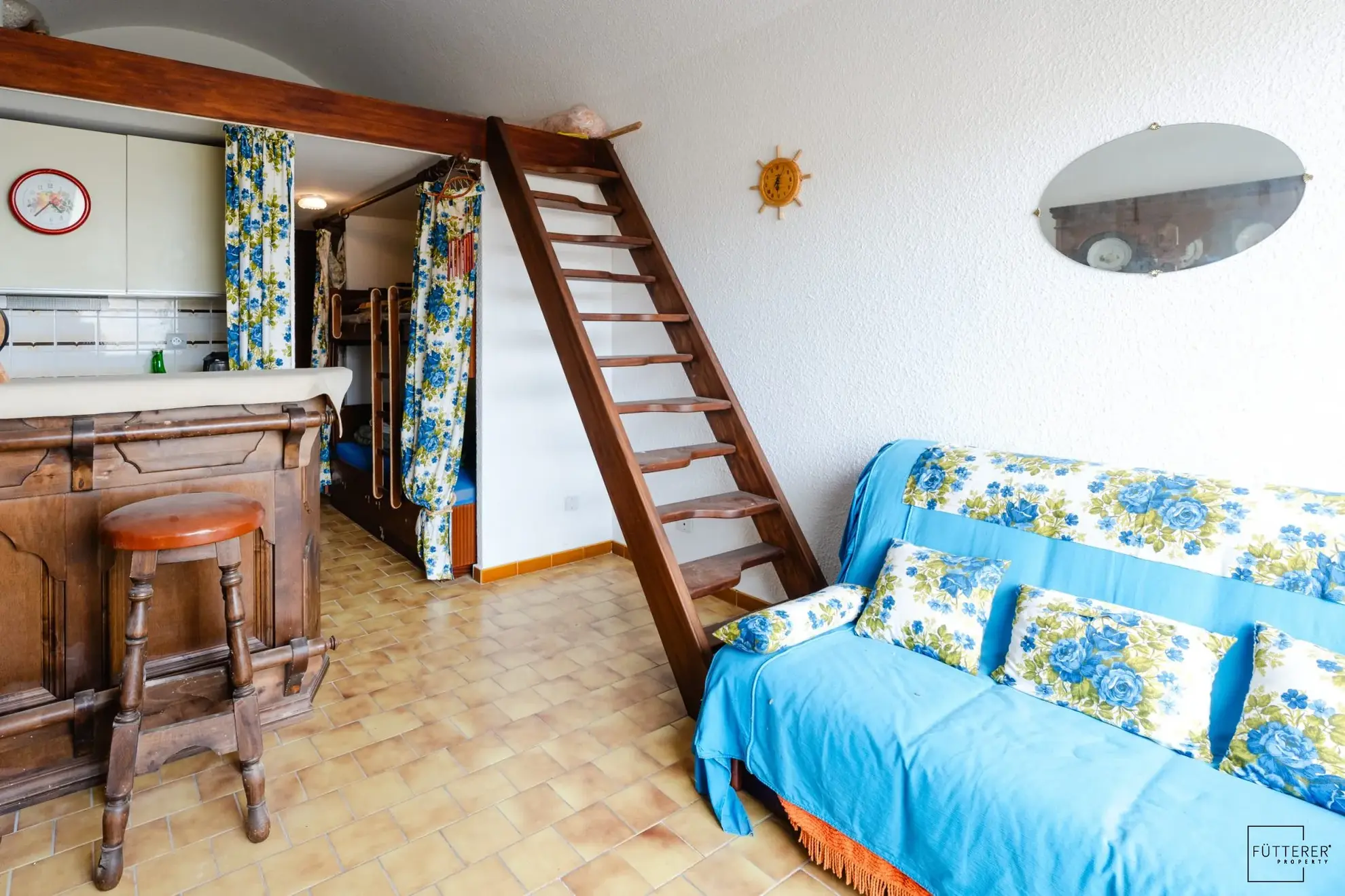 Appartement studio avec mezzanine à vendre à Gruissan, vue port, piscine, parking 