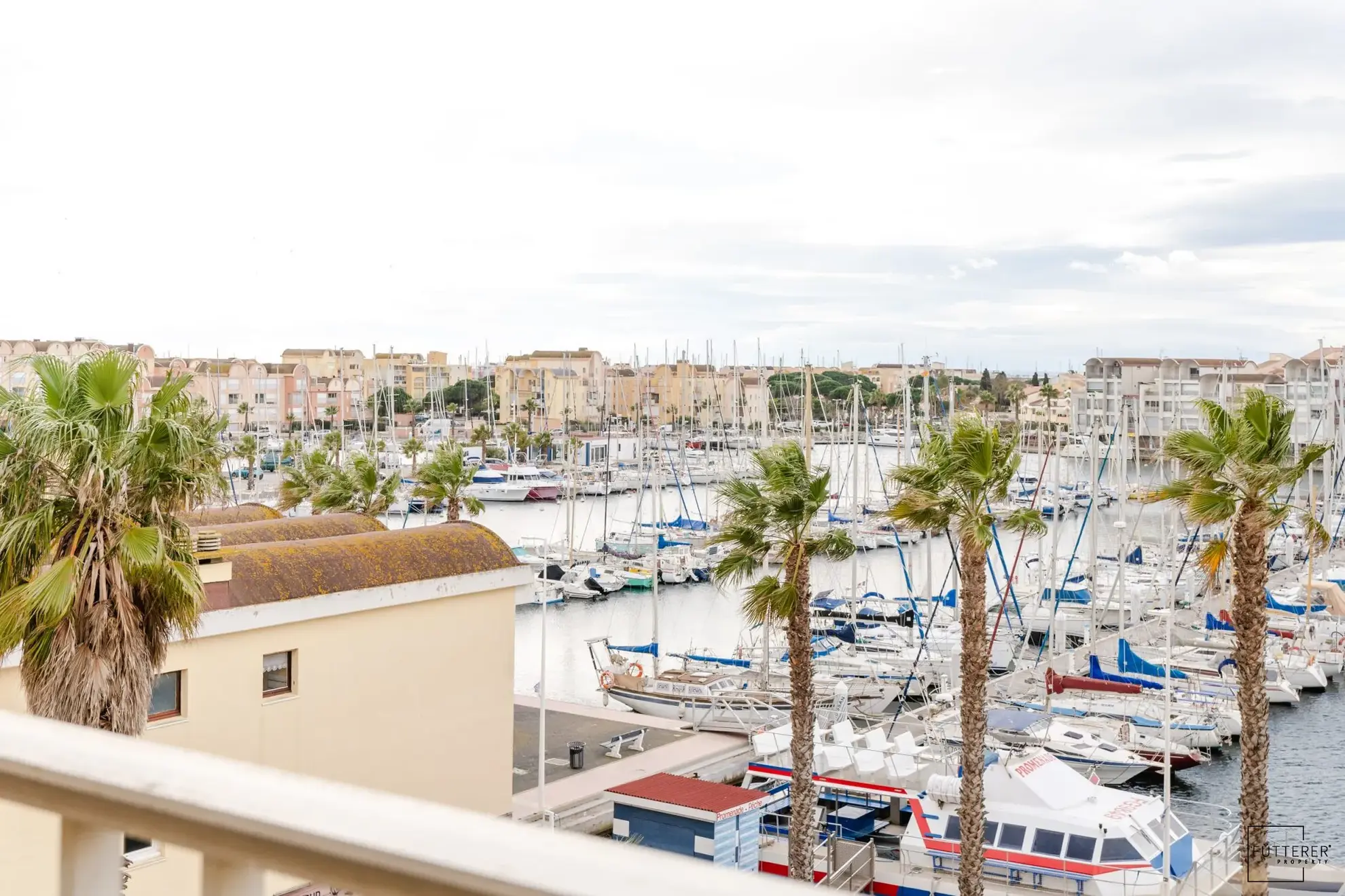Appartement studio avec mezzanine à vendre à Gruissan, vue port, piscine, parking 