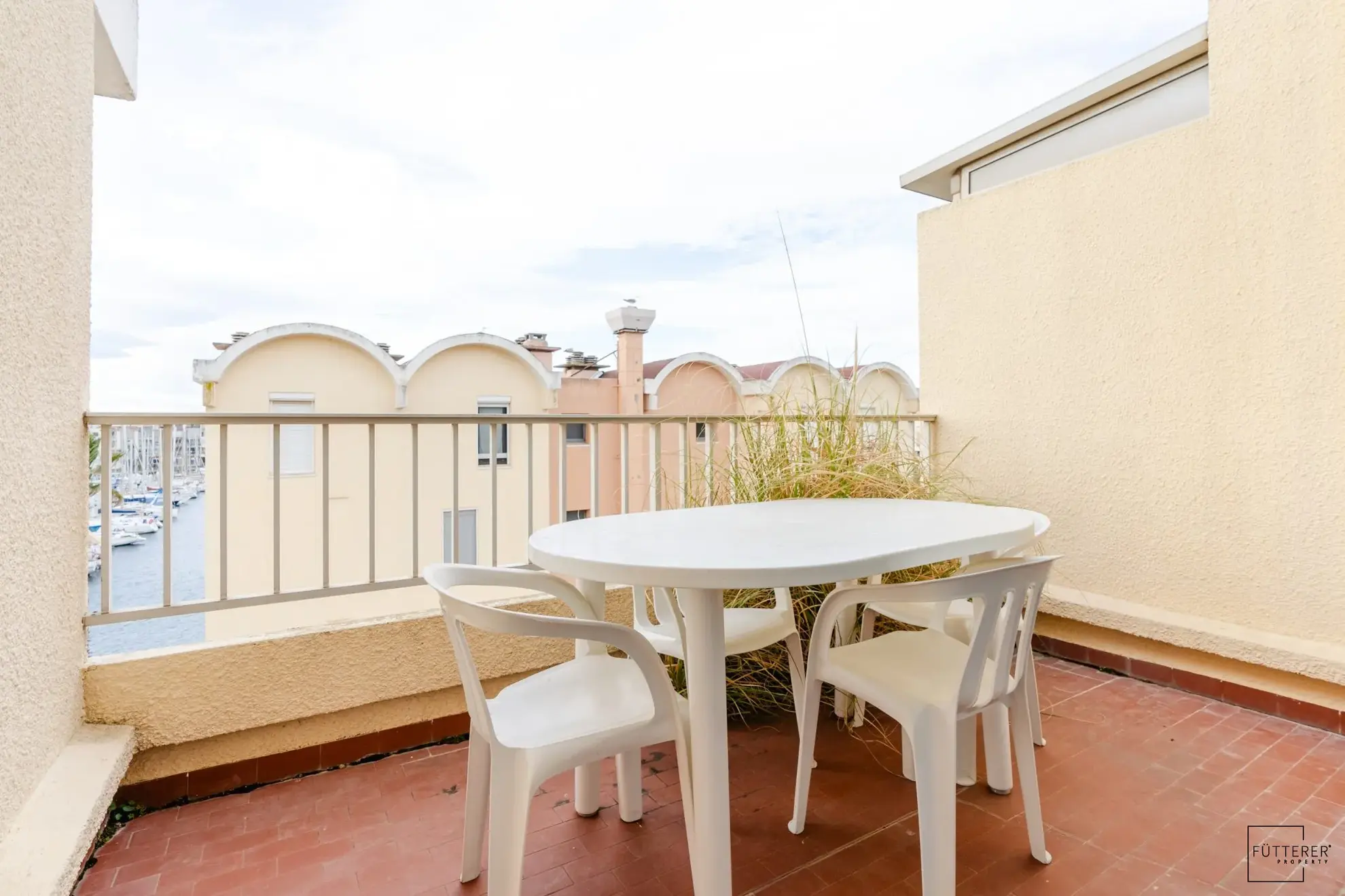 Appartement studio avec mezzanine à vendre à Gruissan, vue port, piscine, parking 