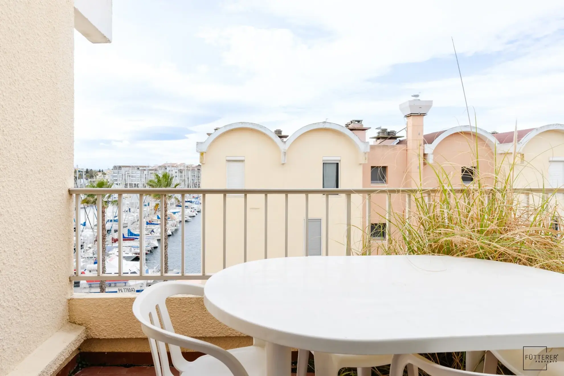 Appartement studio avec mezzanine à vendre à Gruissan, vue port, piscine, parking 