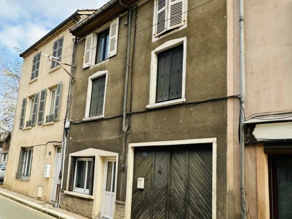 Maison de village rénovée à Beaujeu avec terrasse et garage - Opportunité à saisir