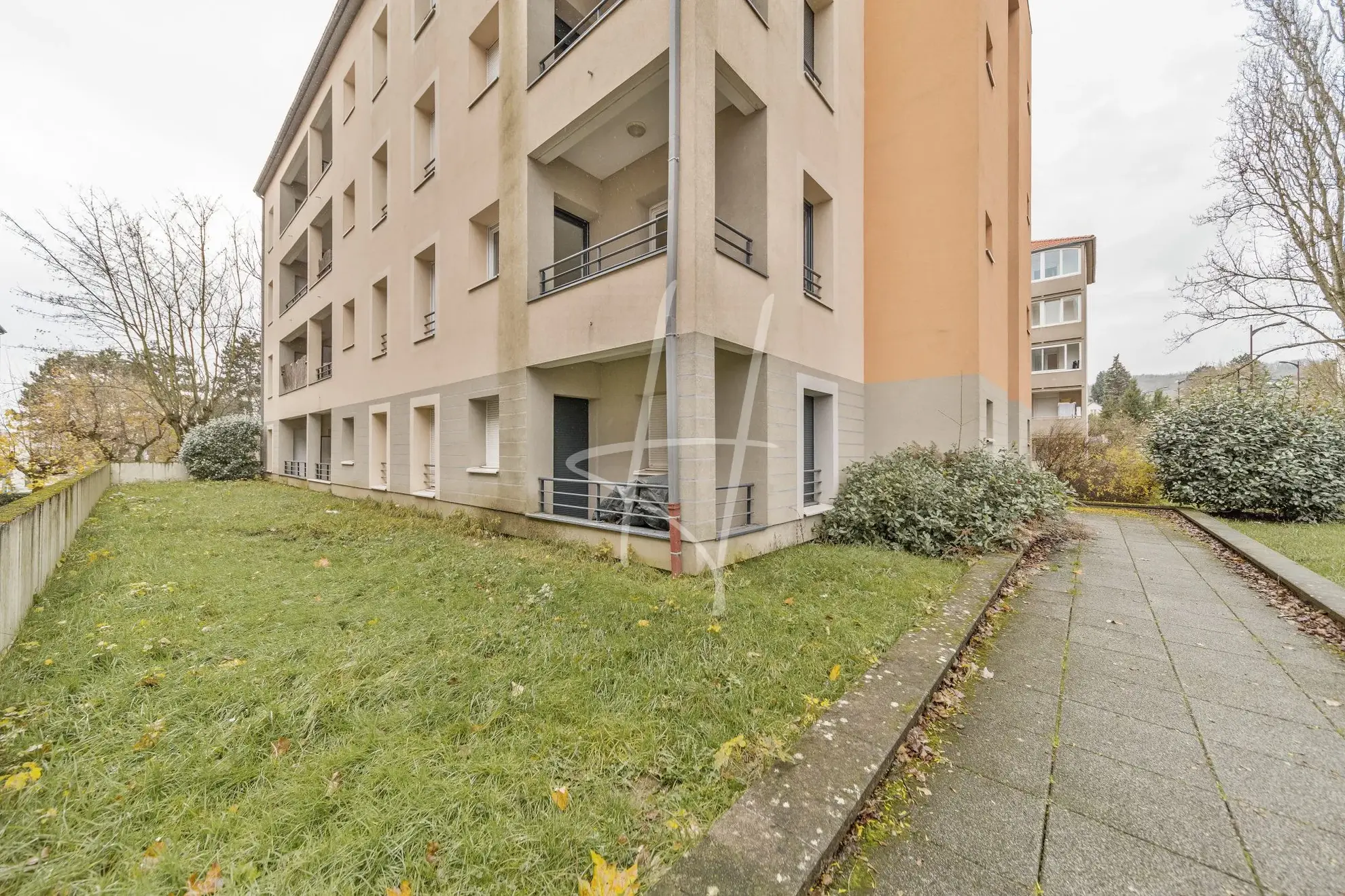 Appartement F2 à Thionville de 52,75 m² avec balcon, parking sécurisé, loué, idéal investisseur 