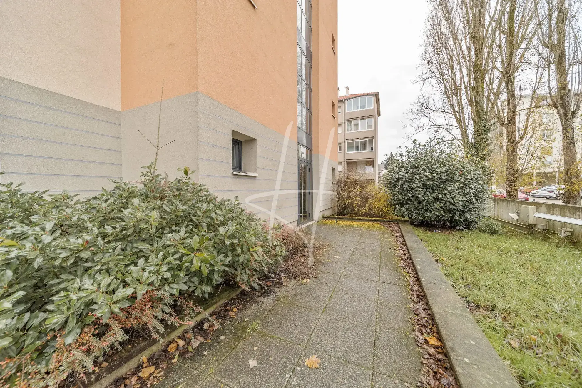 Appartement F2 à Thionville de 52,75 m² avec balcon, parking sécurisé, loué, idéal investisseur 