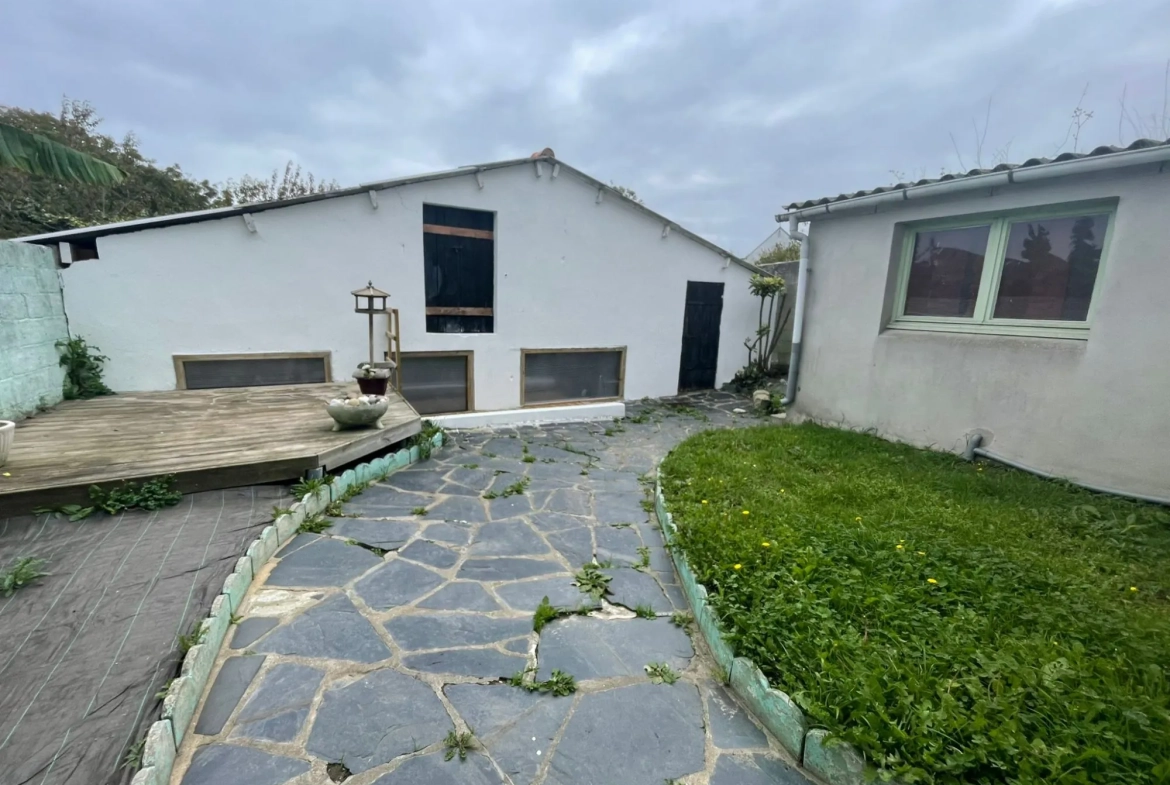 Maison ancienne avec garage, dépendance et cour à Saint-Pol-de-Léon 