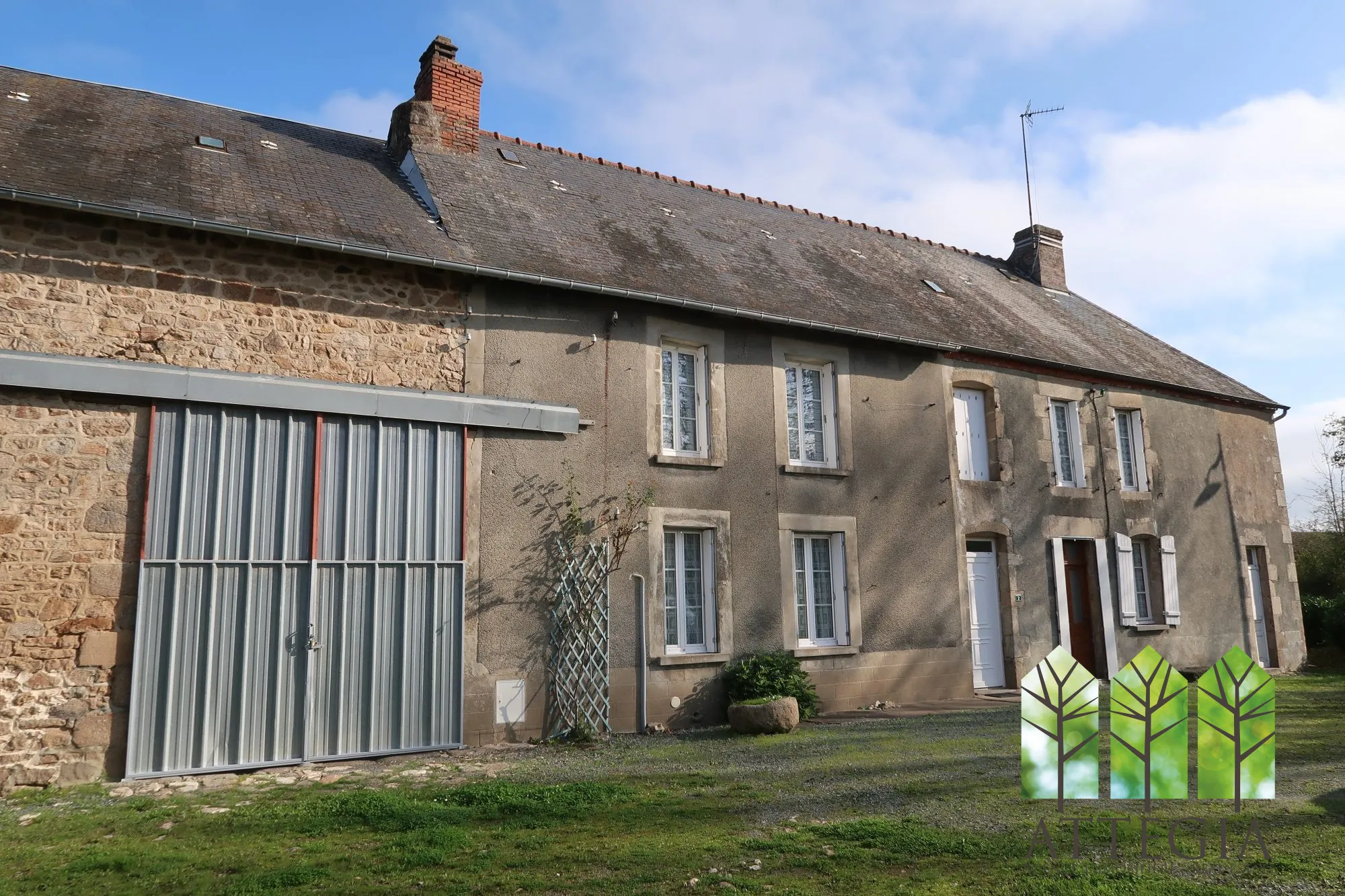 Grande maison à Bonnat avec dépendances et terrain de plus de 9 000 m² 