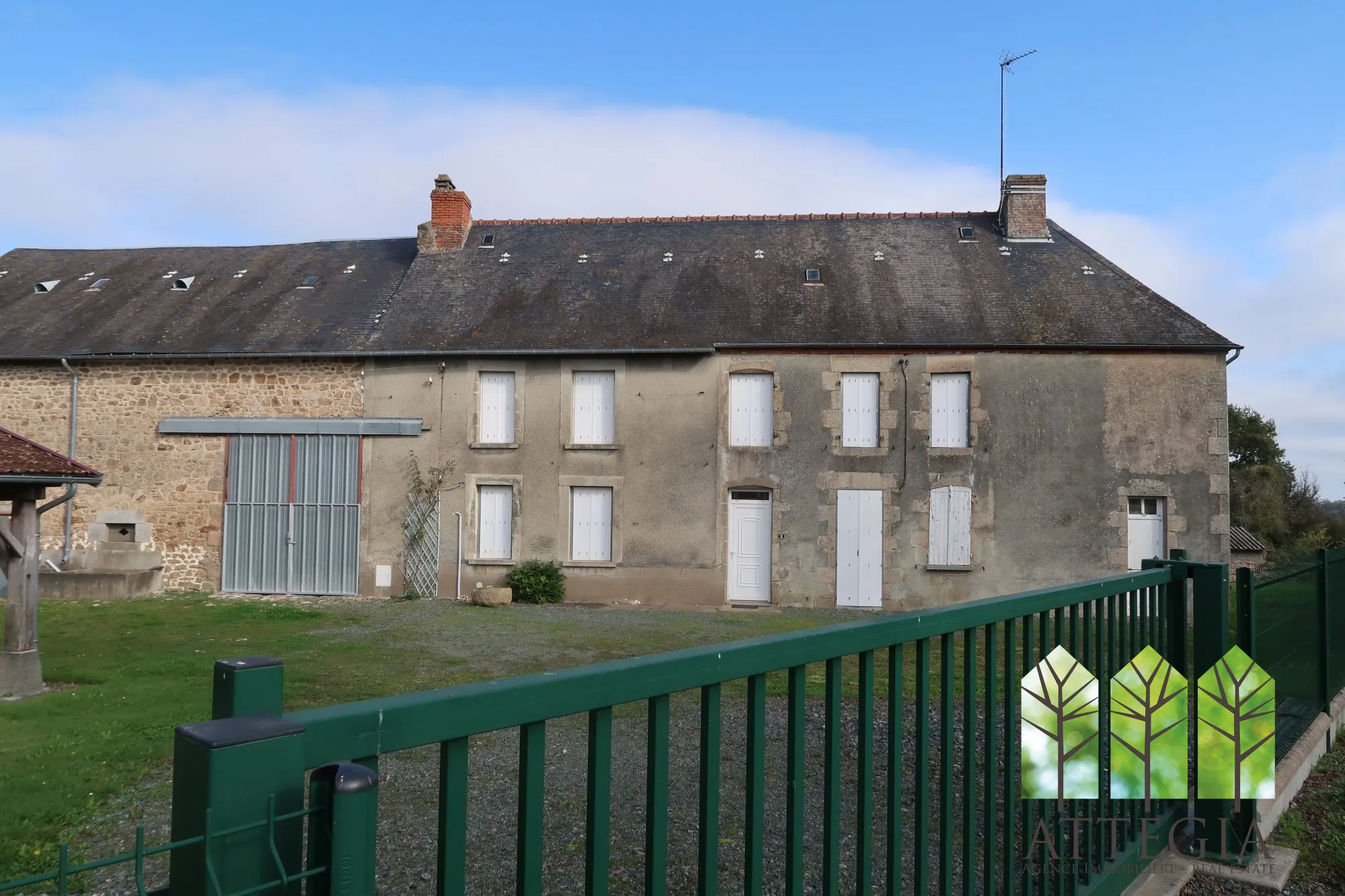 Grande maison à Bonnat avec dépendances et terrain de plus de 9 000 m² 