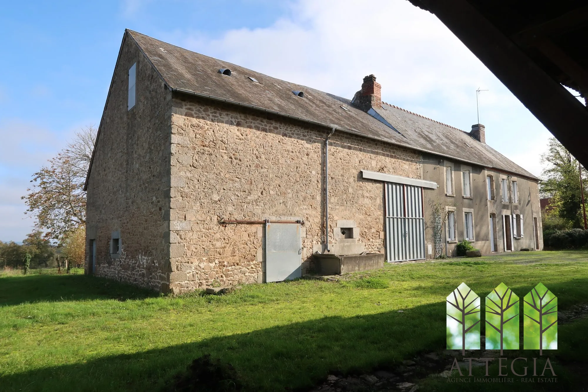 Grande maison à Bonnat avec dépendances et terrain de plus de 9 000 m² 