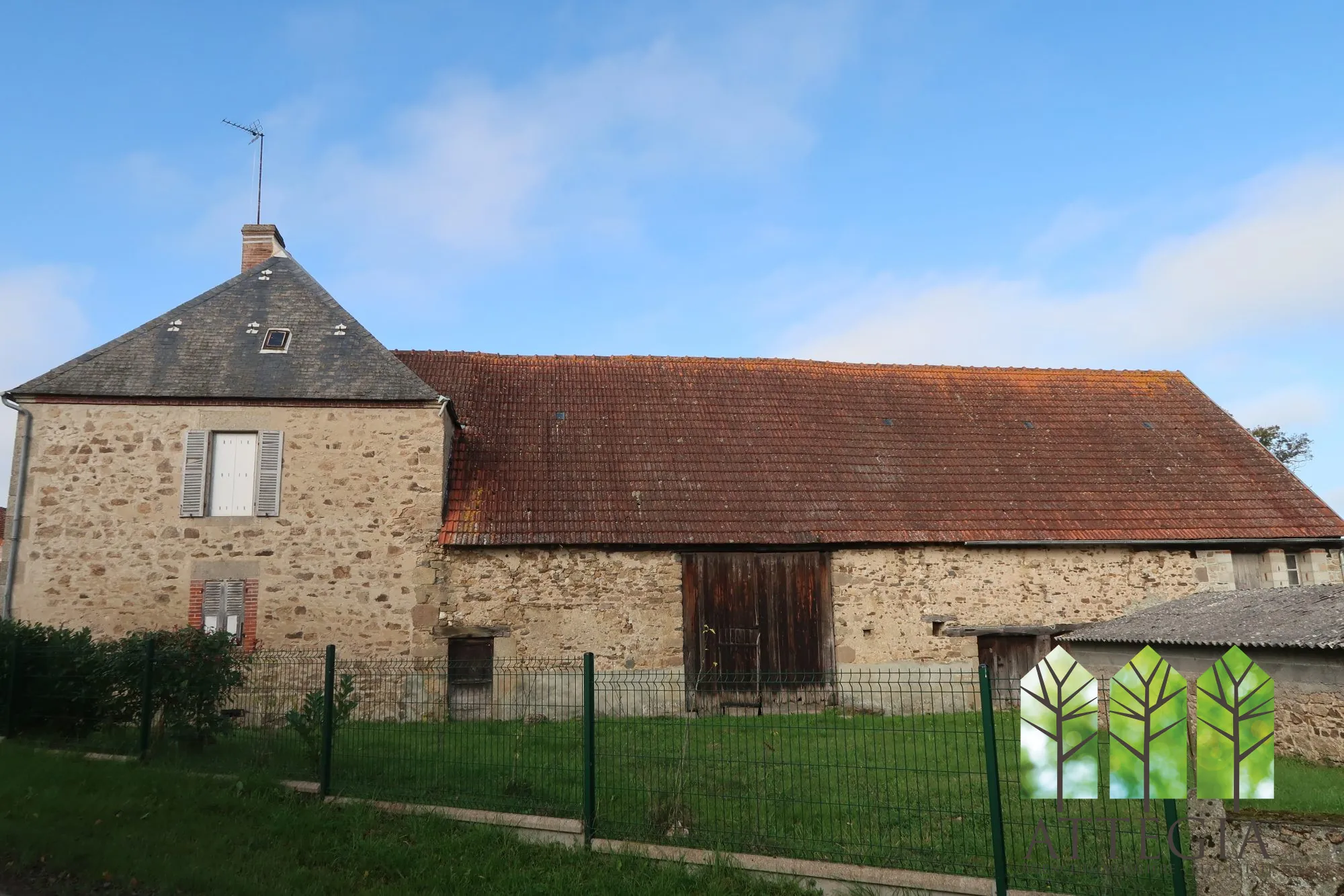 Grande maison à Bonnat avec dépendances et terrain de plus de 9 000 m² 